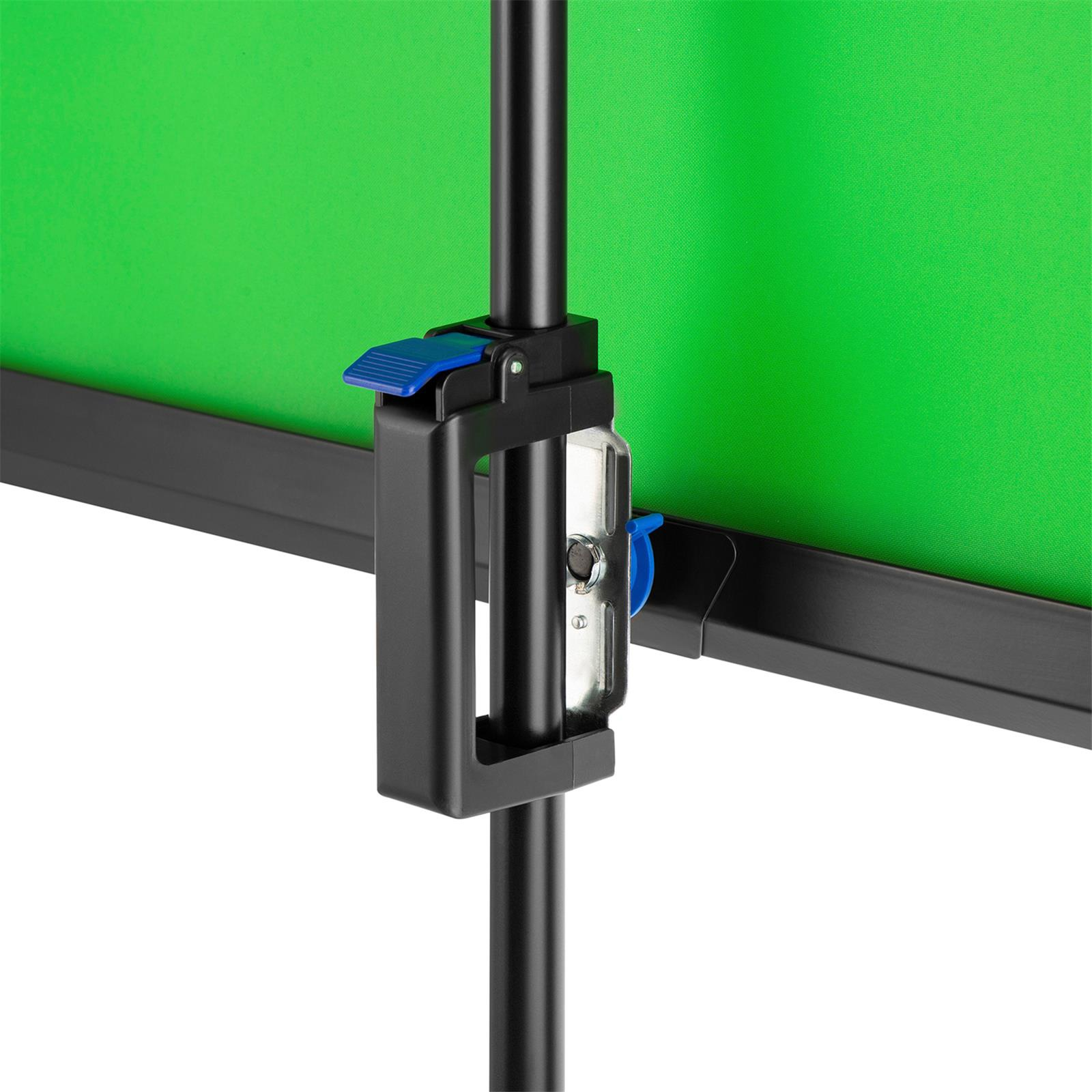 Un setup green screen con cornice nera, supporto e chiusure blu per la registrazione video.