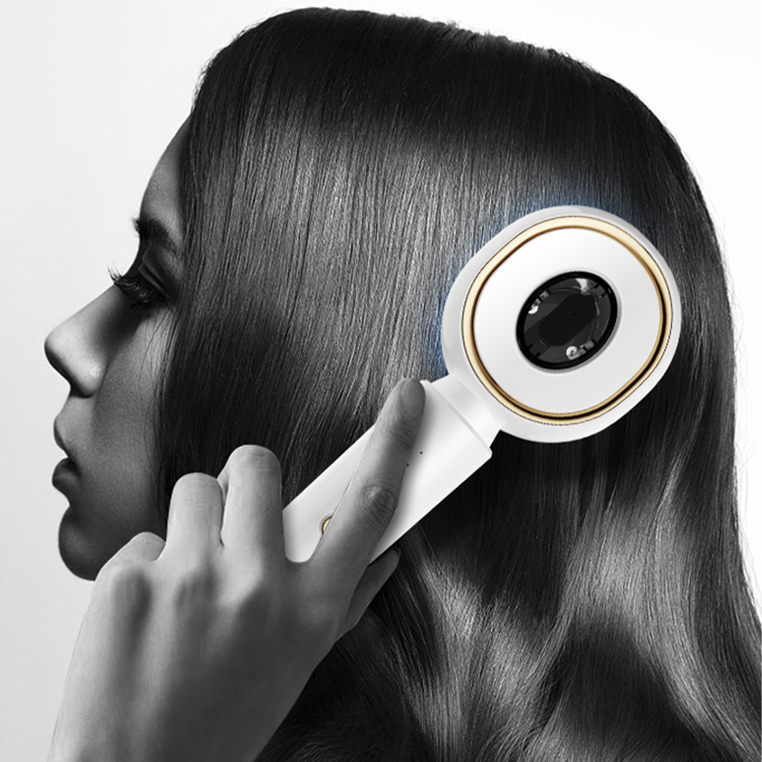 Perfil de una mujer con una herramienta de análisis capilar. La herramienta es blanca y dorada, usada en cabello oscuro.