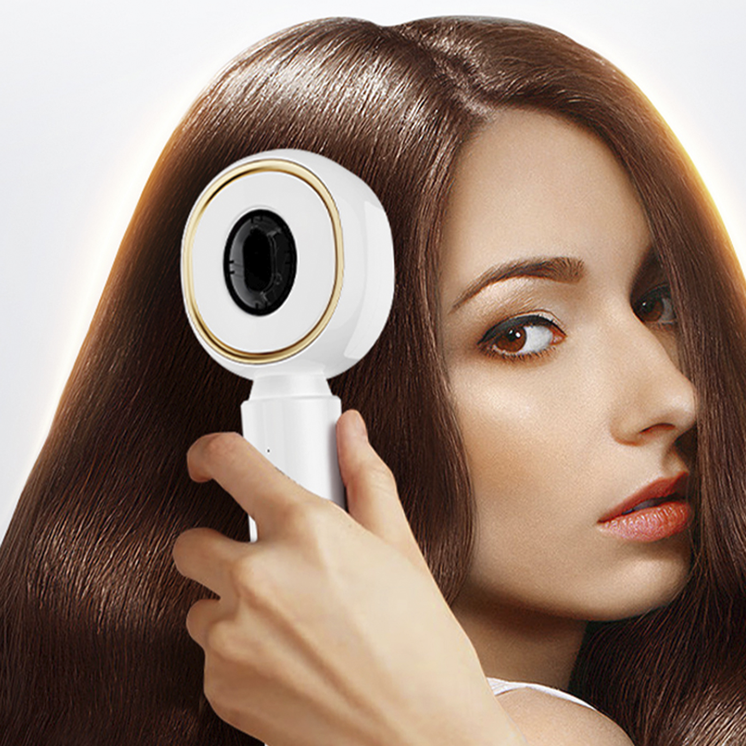 Primer plano del rostro de una mujer, usando un dispositivo para el cuidado del cabello, con luz brillante al lado de la cabeza.