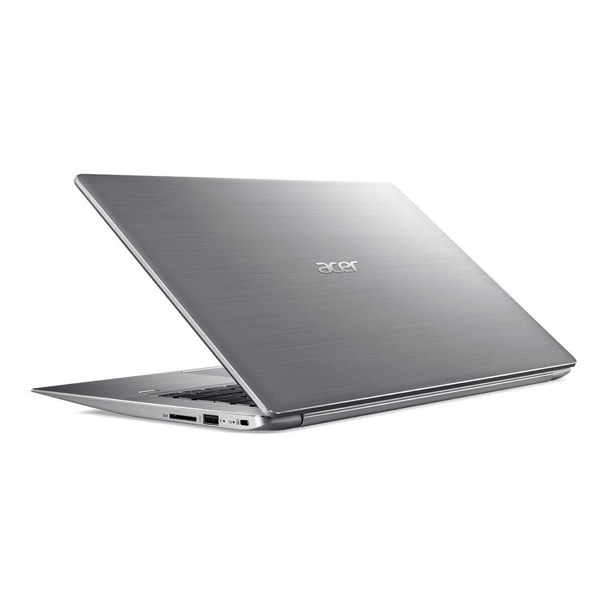Laptop argentato su una superficie bianca, leggermente aperto, che mostra la tastiera e lo schermo.