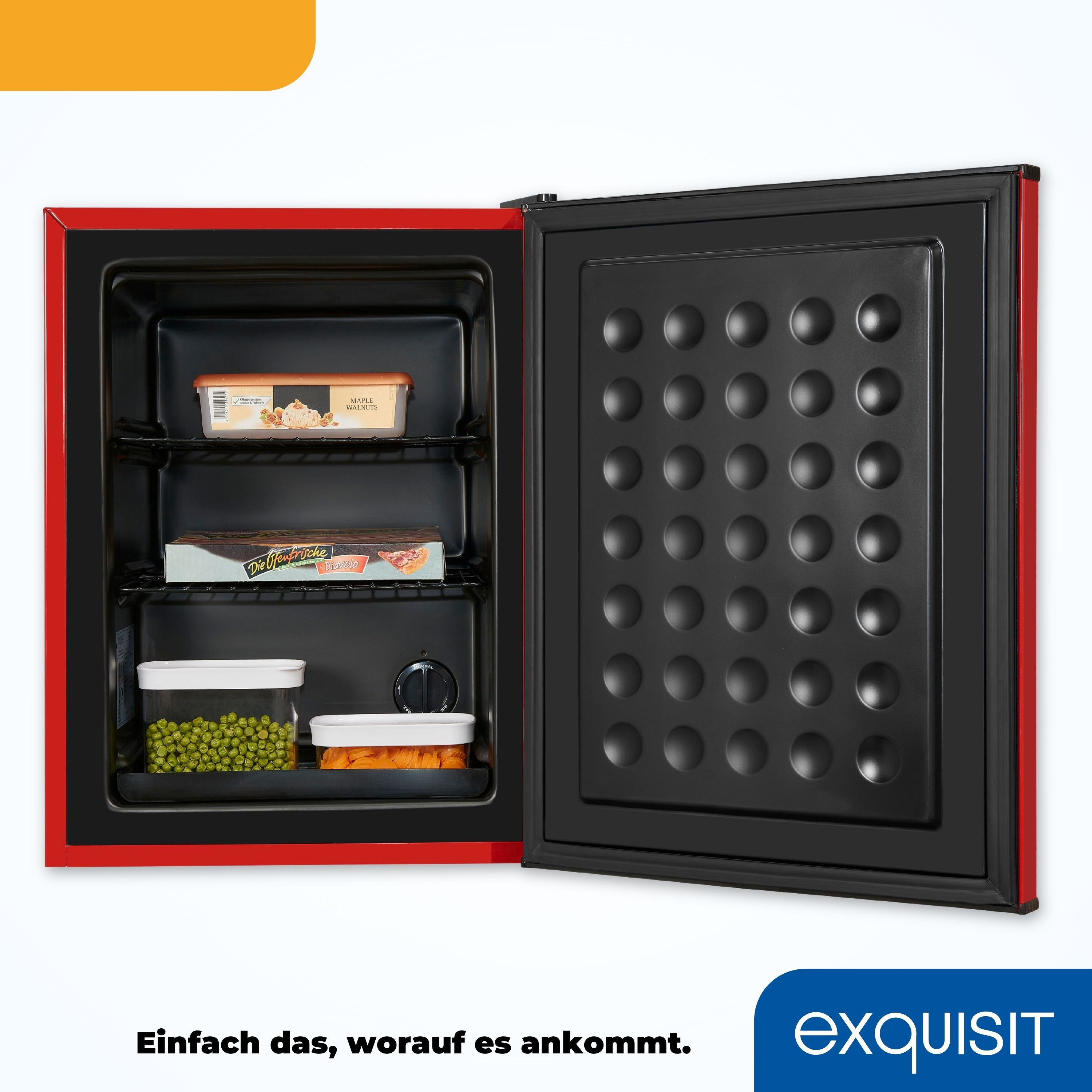 Offener roter Mini-Kühlschrank mit Lebensmitteln. Schwarzer Innenraum und weißer Markenname unten rechts.