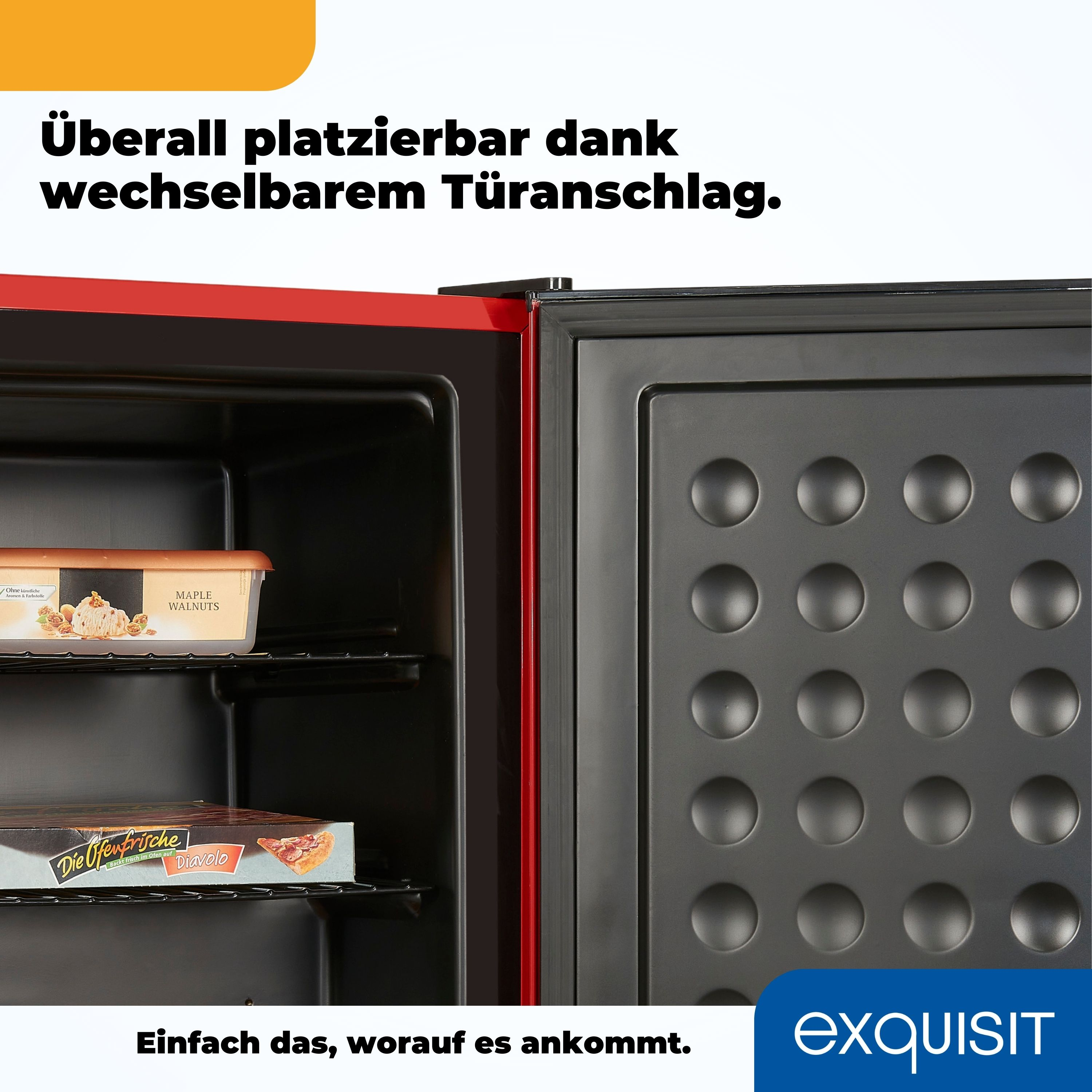 Offener roter Kühlschrank mit Regalen, die Lebensmittel enthalten.