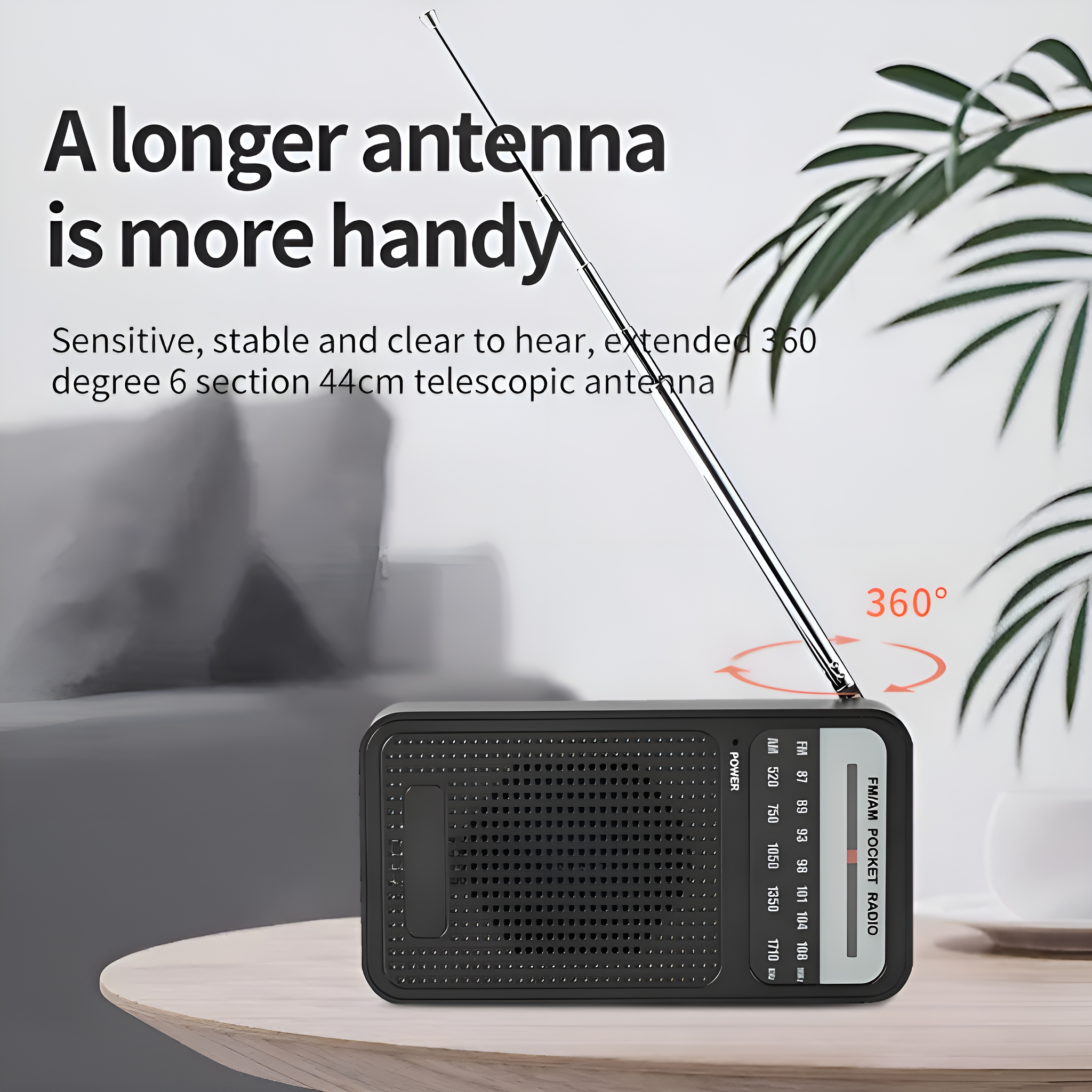 Schwarzes Taschenradio mit ausgefahrener Antenne auf einem Holztisch, Text zur Antenne.