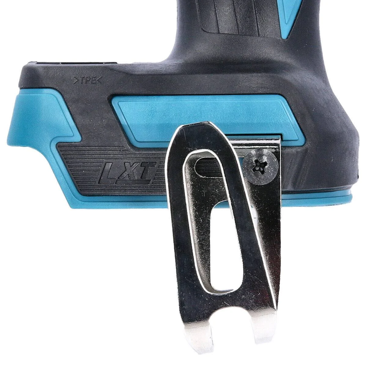 Zbliżenie klipsa turkusowo-czarnego klucza udarowego Makita na białym tle.