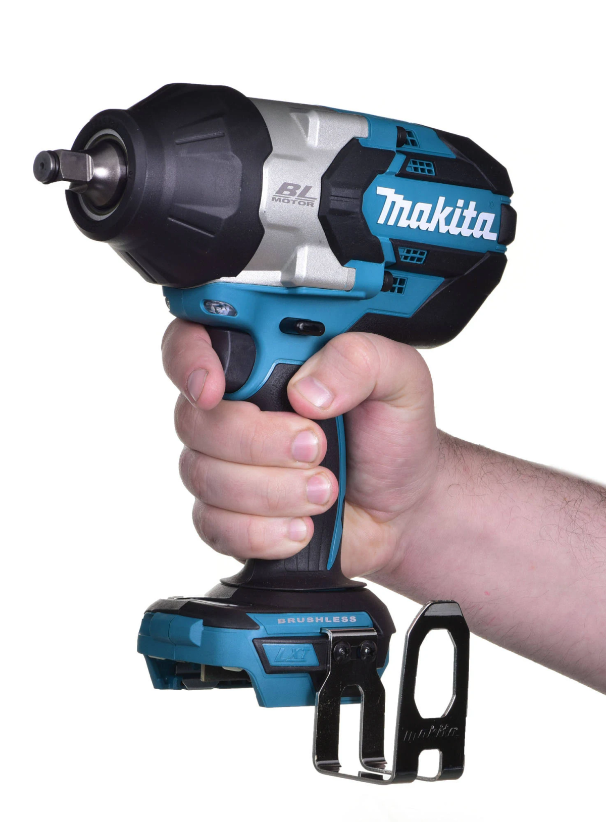 Eine Hand, die einen türkisfarbenen und schwarzen Makita-Schlagschrauber mit Akku auf weißem Grund hält.