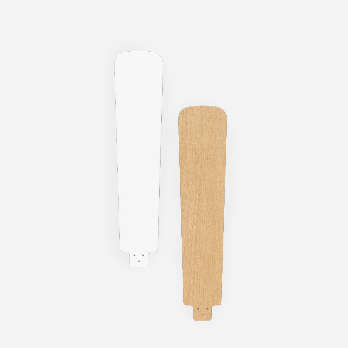 Due pale del ventilatore. Una bianca, una color legno. Entrambe hanno una forma simile.