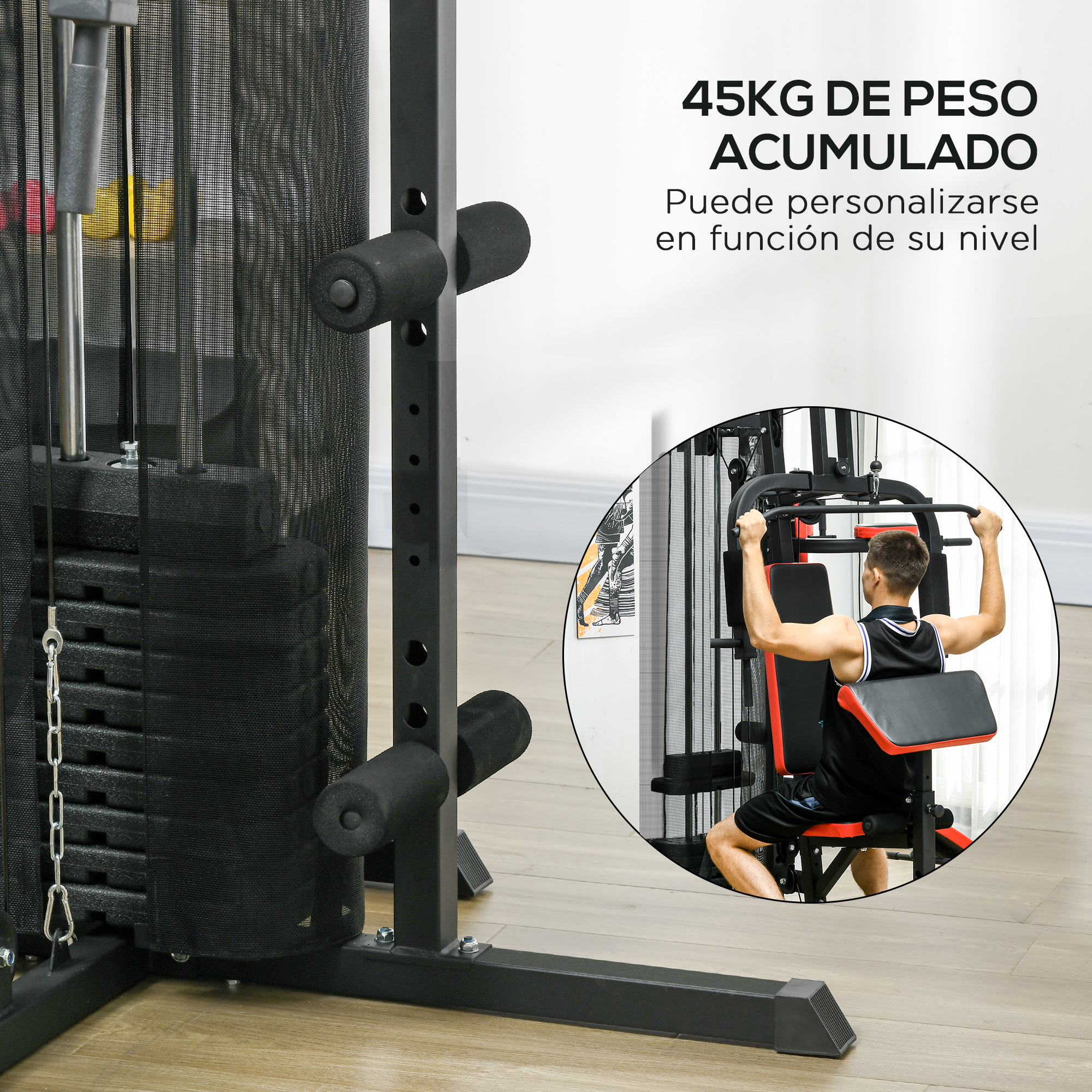 Persona usando una máquina de gimnasio en casa multiestación. Pesos apilados y visibles. El texto describe el peso.