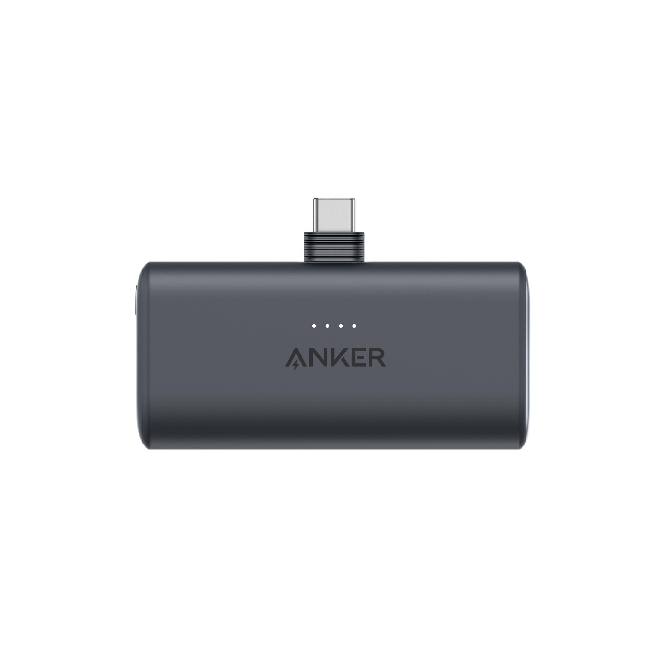 Dunkelgraue Anker Powerbank mit USB-C-Anschluss. Das Wort 'ANKER' ist darauf gedruckt.