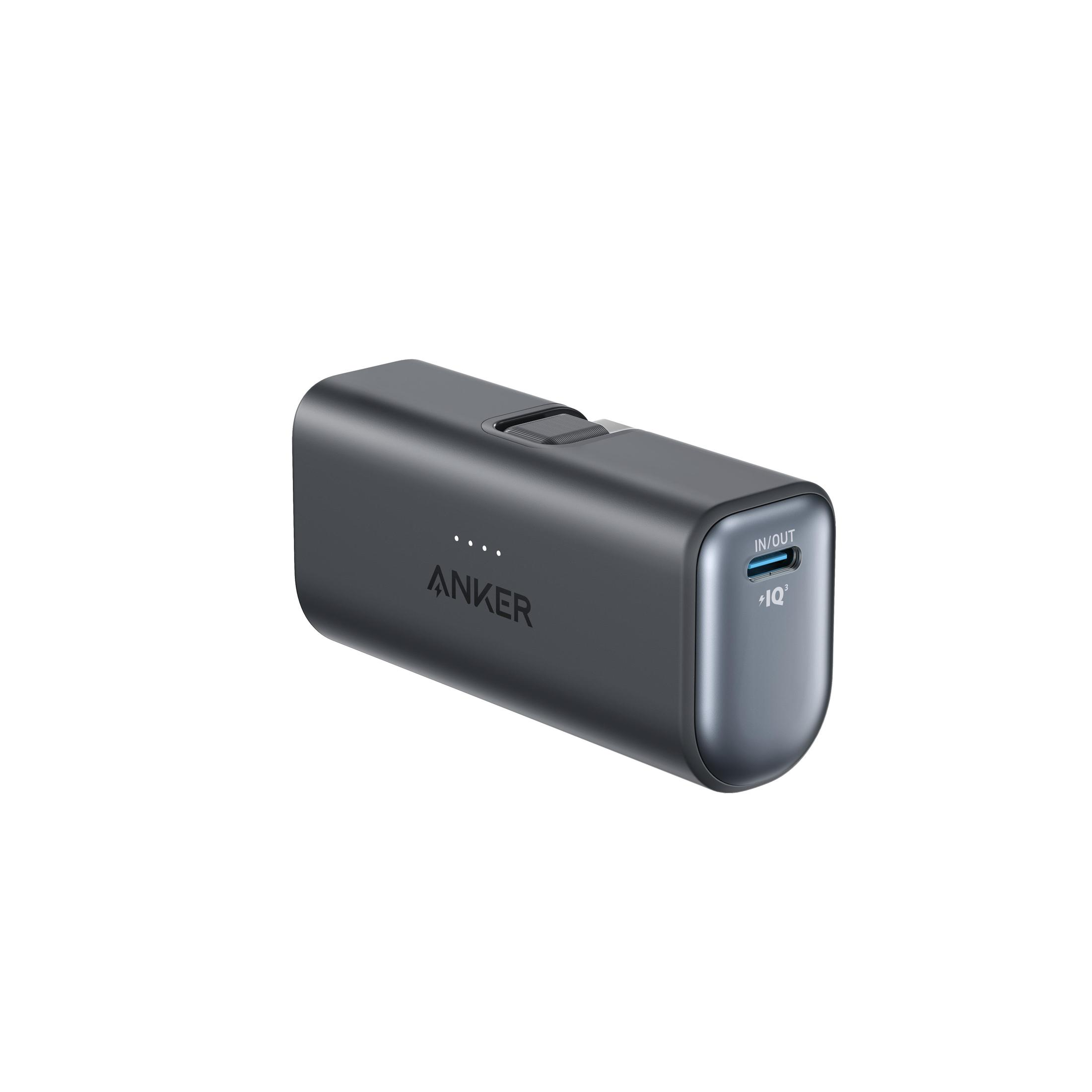 Dunkelgraue ANKER Powerbank. Mit ANKER-Logo, vier Statuslichtern und einem IN/OUT-Anschluss.