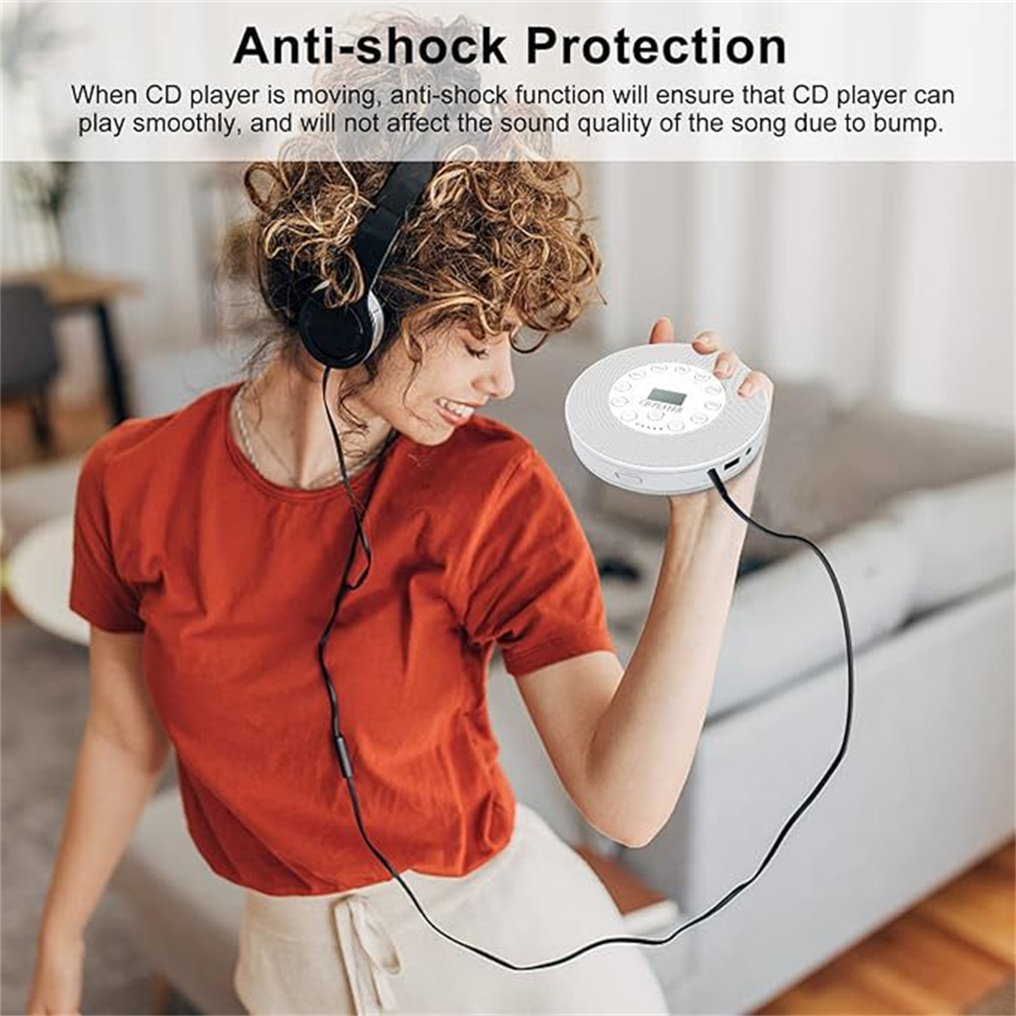 Eine Frau mit Kopfhörern hält einen weißen CD-Player. Der Text oben lautet 'Anti-Schock-Schutz'.