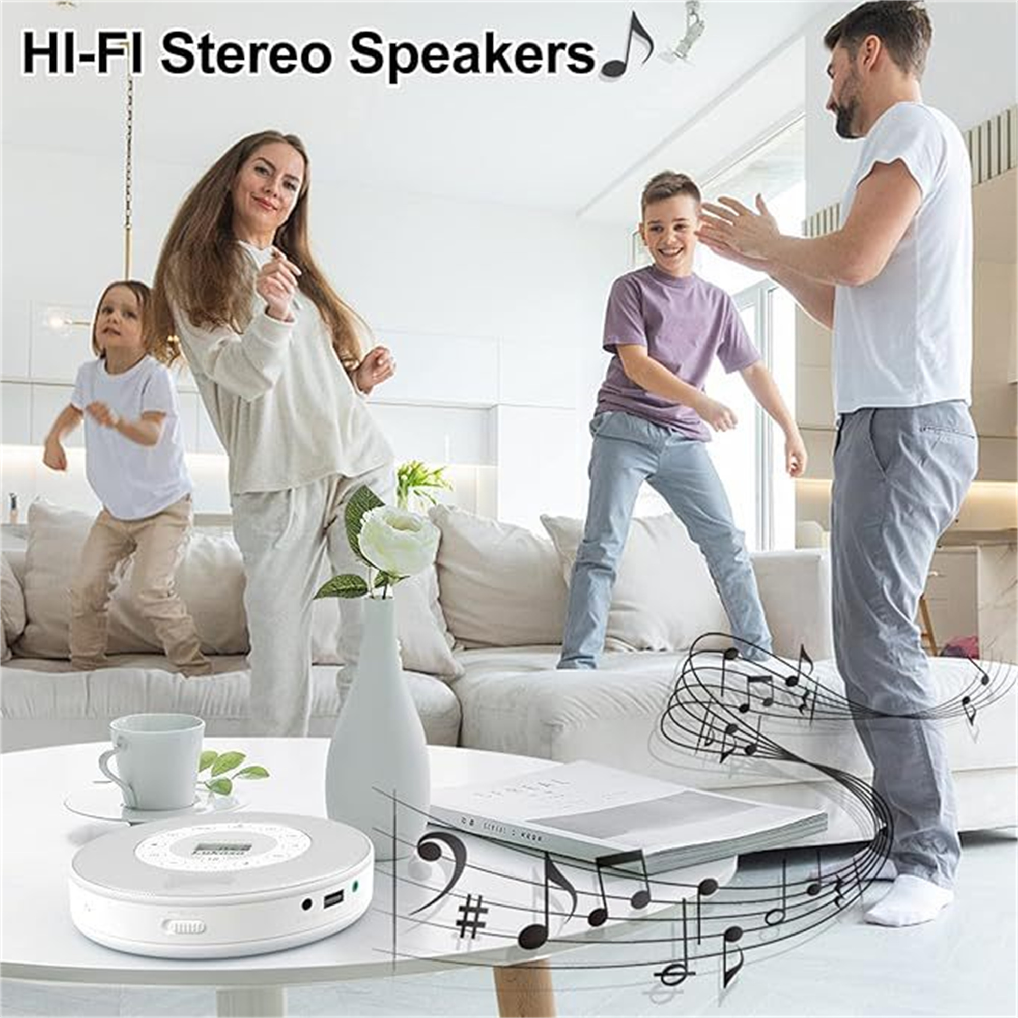 Familie tanzt im Wohnzimmer. Runder Lautsprecher, Blumen und Noten sind sichtbar.