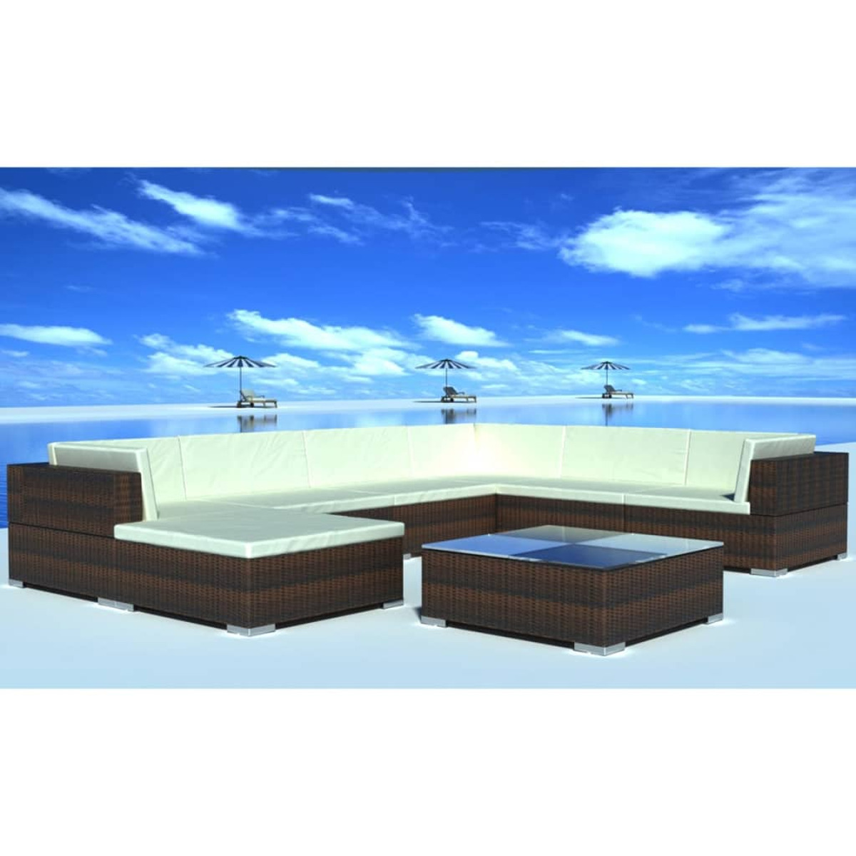 Braunes Outdoor-Ecksofa mit weißen Kissen und Glastisch. Blauer Himmel.