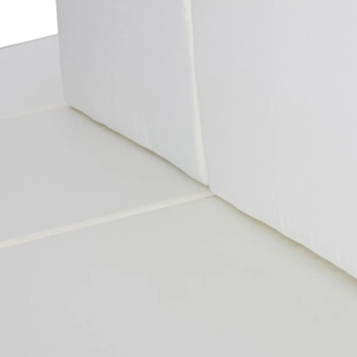 Weiße Schaumstoffmatratze, Nahaufnahme der Ecke, weißer Hintergrund.
