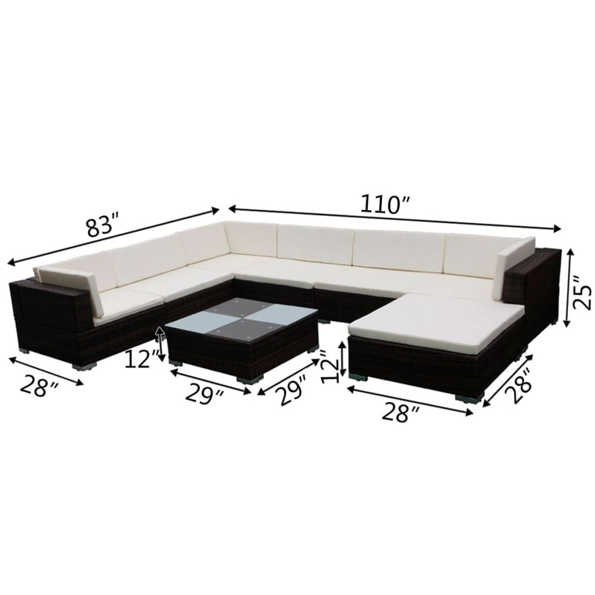 U-förmiges Outdoor-Sofa mit Maßen. Weiße Kissen, braunes Korbgeflecht, Tisch mit Glasplatte.