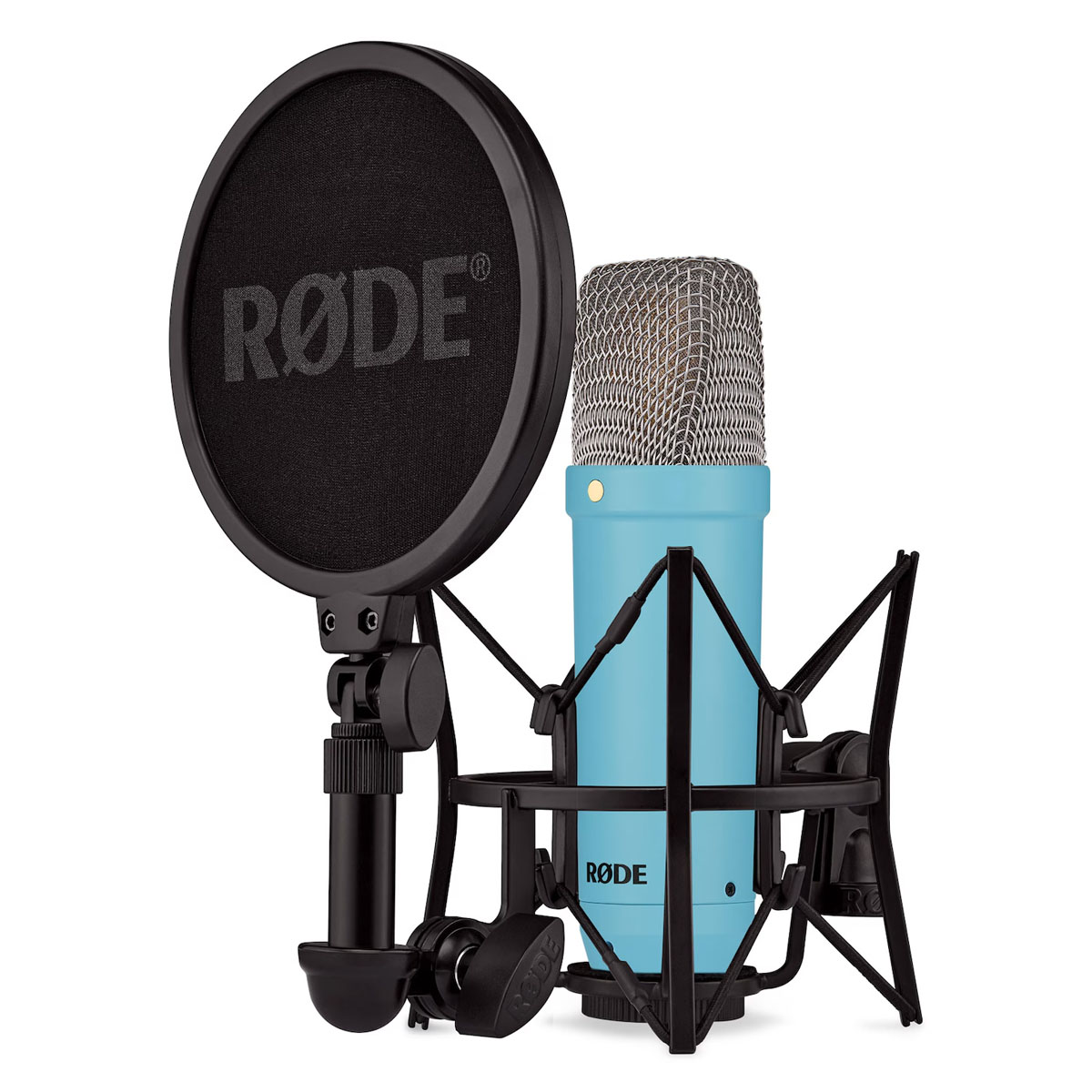 Jasnoniebieski mikrofon RØDE z filtrem pop i uchwytem, czarna rama, białe tło.