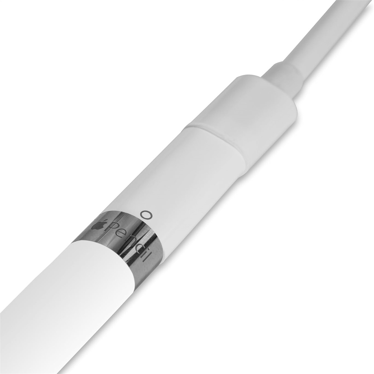 Nahaufnahme eines weißen Apple Pencil mit 'pencil'-Logo. Weißer Hintergrund.