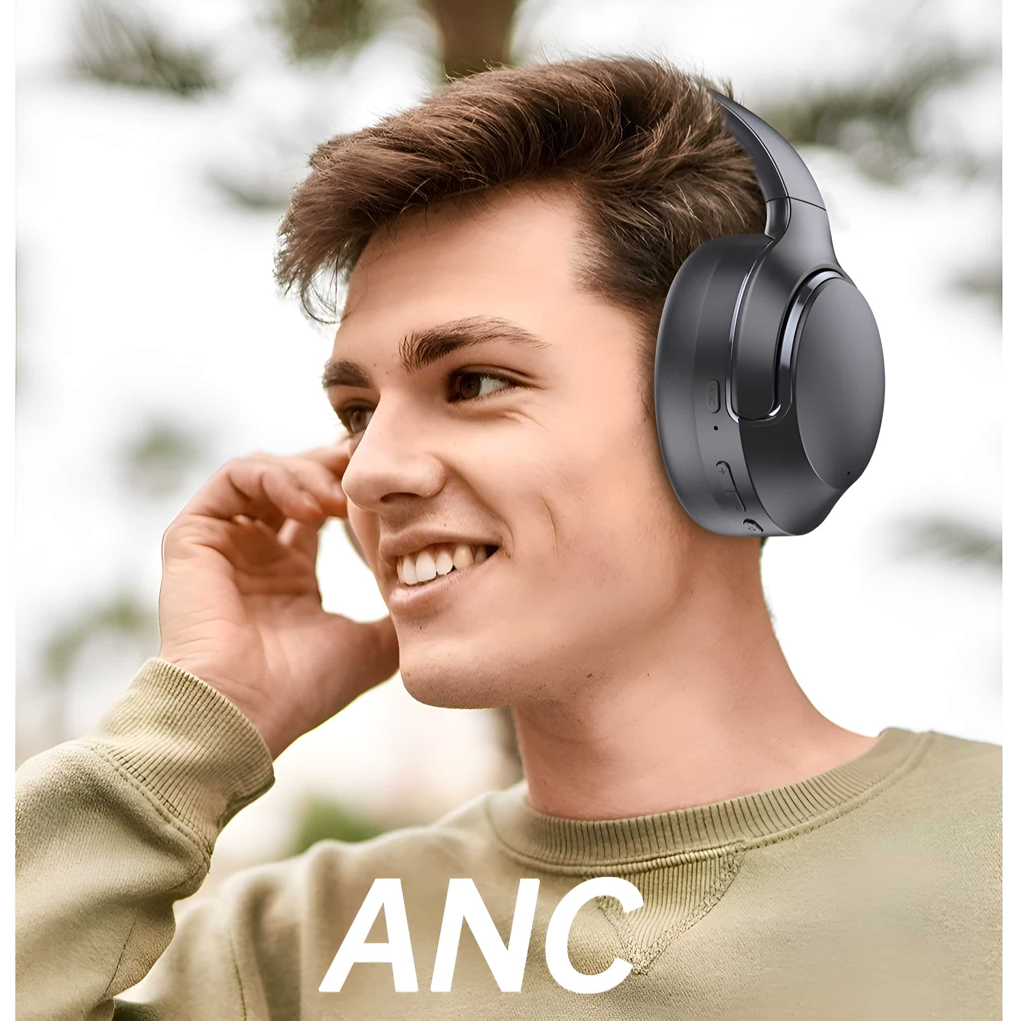 Ein lächelnder Mann mit schwarzen Kopfhörern. Das Wort "ANC" ist unten sichtbar.