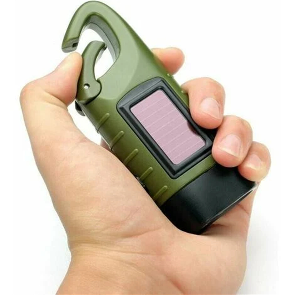 Eine Hand hält eine grüne Taschenlampe. Die Taschenlampe hat ein Solarpanel und einen Haken.