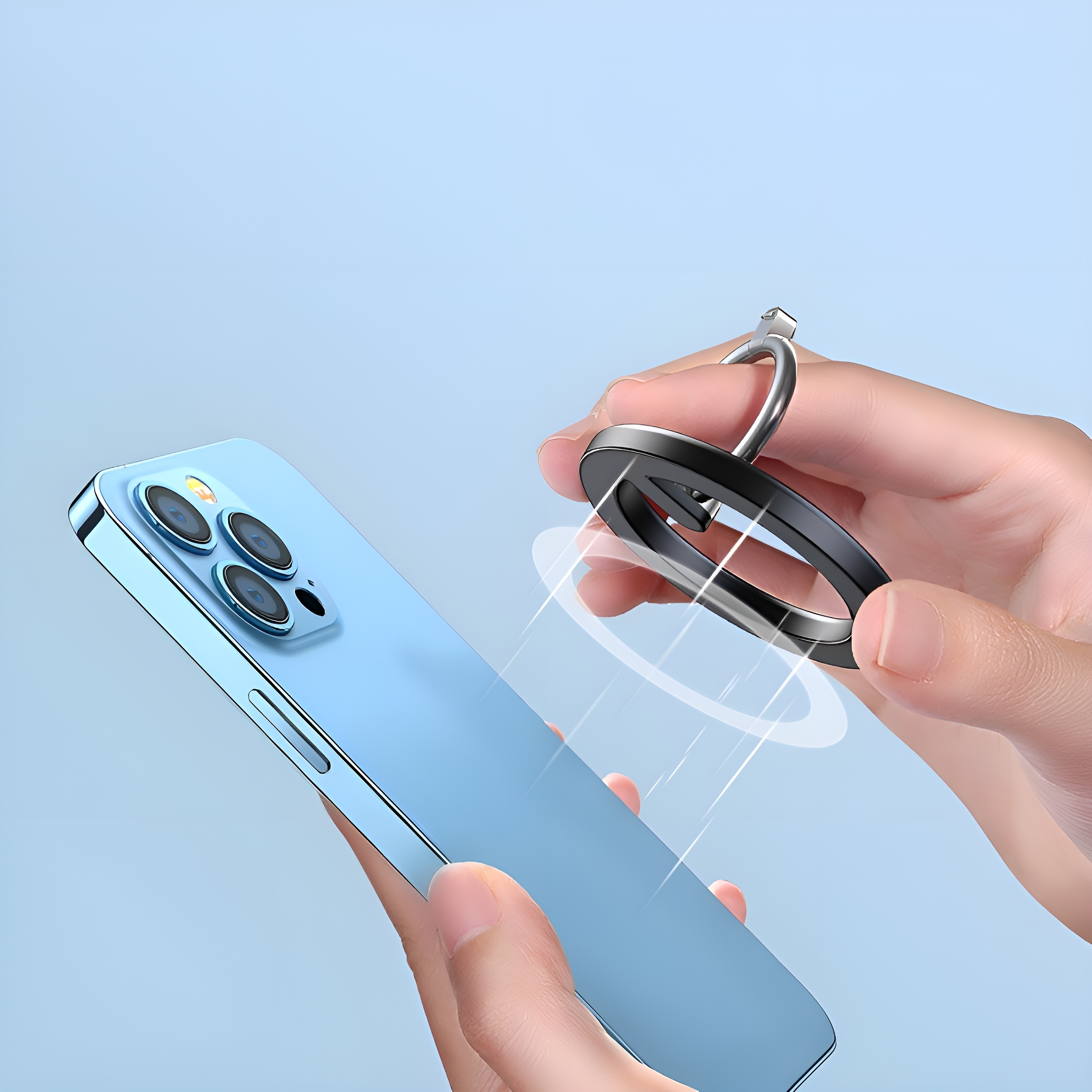 Person hält ein blaues Smartphone mit einem schwarzen Ringhalter. Hellblauer Hintergrund.