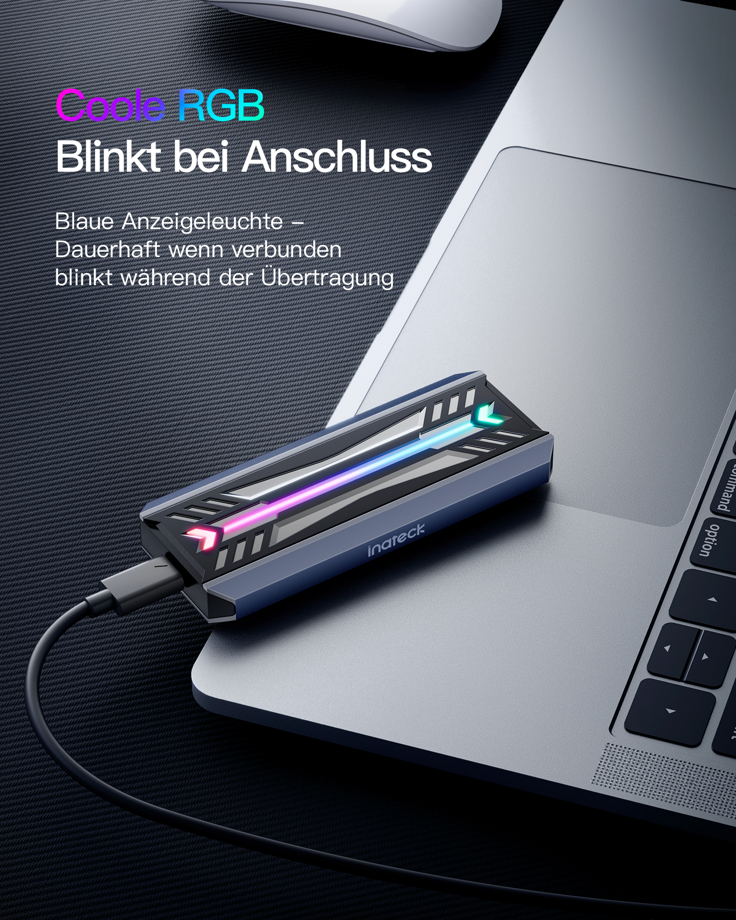 Ein Laptop mit angeschlossener schwarzer SSD-Festplatte mit RGB-Beleuchtung.