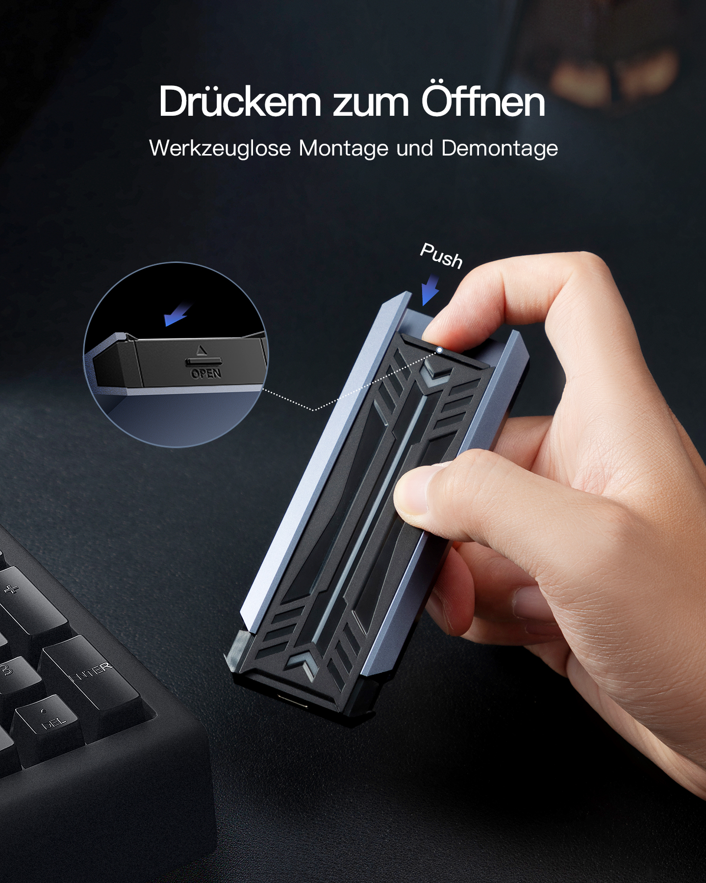 Hand hält ein schwarz-graues Gerät. Text: Zum Öffnen drücken. Keine Werkzeuge für die Montage erforderlich.