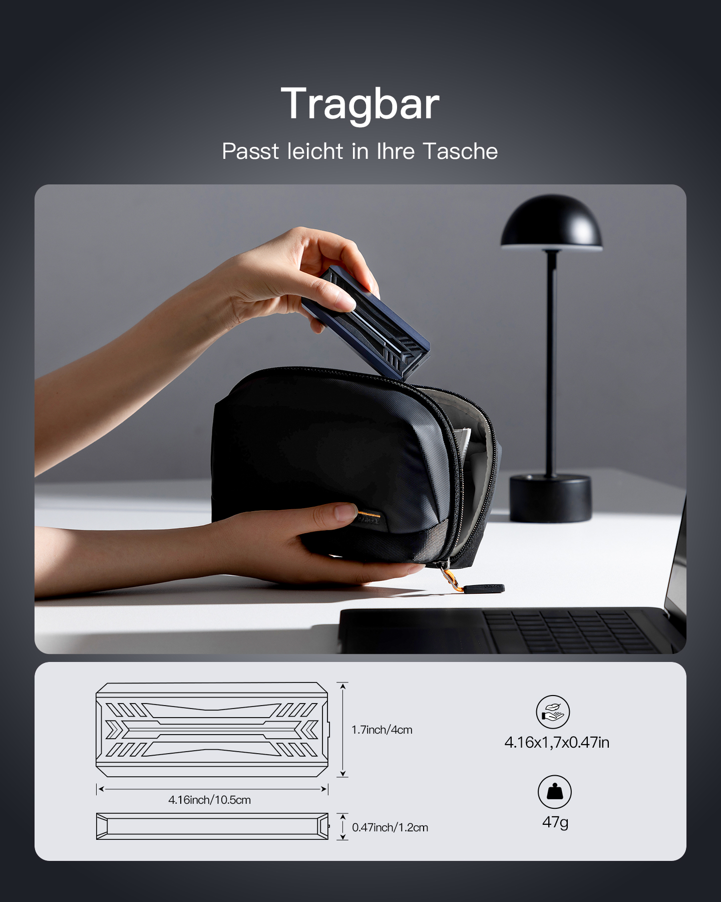 Eine Hand legt ein kleines blaues Gerät in eine schwarze Tasche. Eine Lampe und ein Laptop stehen auf einem weißen Schreibtisch.