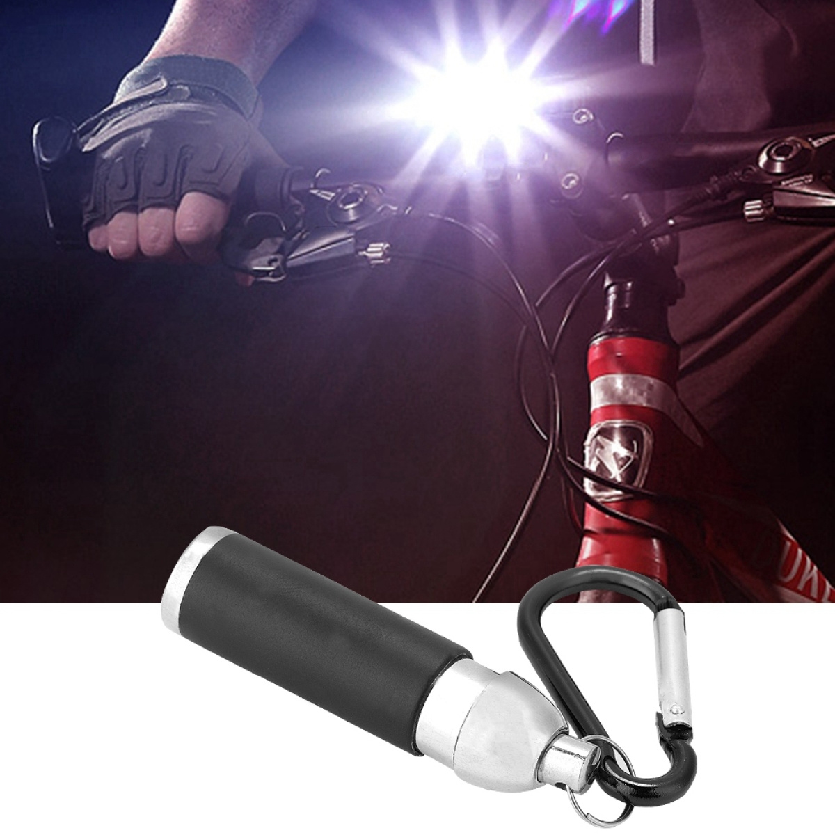 Ein schwarzes und silbernes Fahrradlicht mit Karabinerhaken, gehalten von einer behandschuhten Hand.