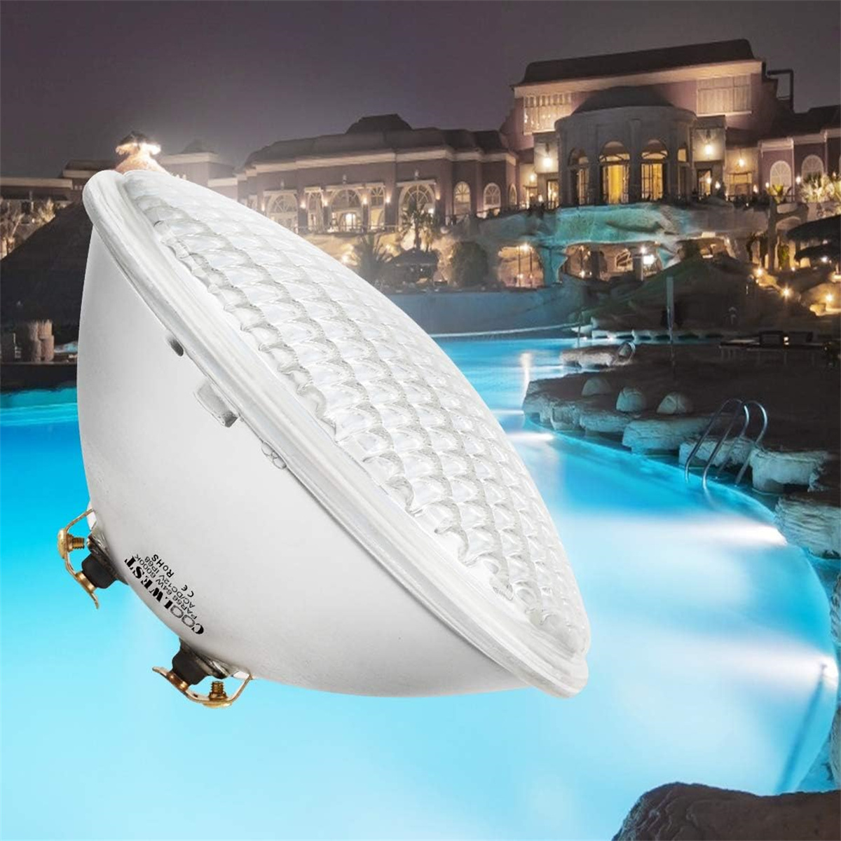 Weißes Poollicht vor einem Pool mit Nachtansicht von Gebäuden im Hintergrund.