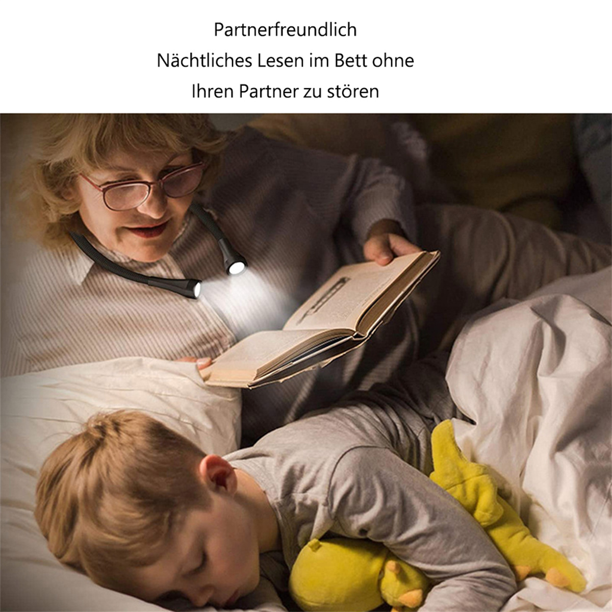 Mann liest im Bett mit Nackenlicht, während ein Kind schläft. Text: 'Partnerfreundlich'.