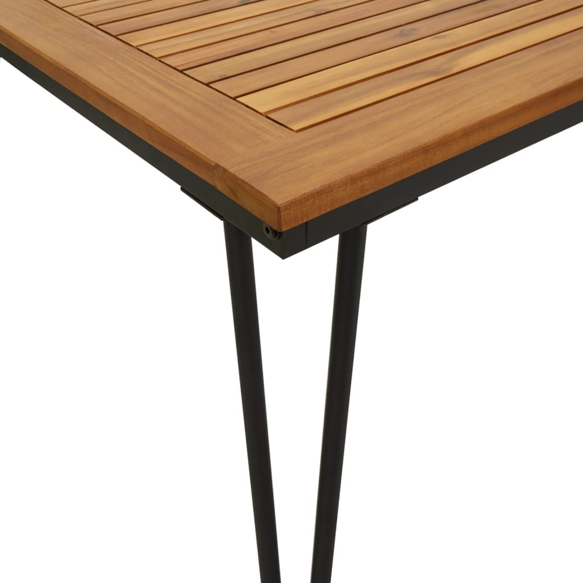 Nahaufnahme einer Holztischecke mit schwarzem Metallrahmen. Braunes Holz mit sichtbarer Maserung.