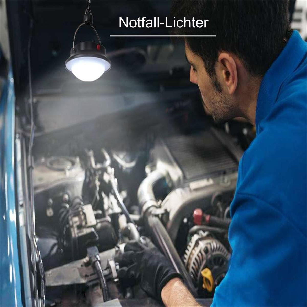 Ein Mechaniker inspiziert einen Automotor, beleuchtet von einer hängenden Arbeitsleuchte, mit Textüberlagerung.