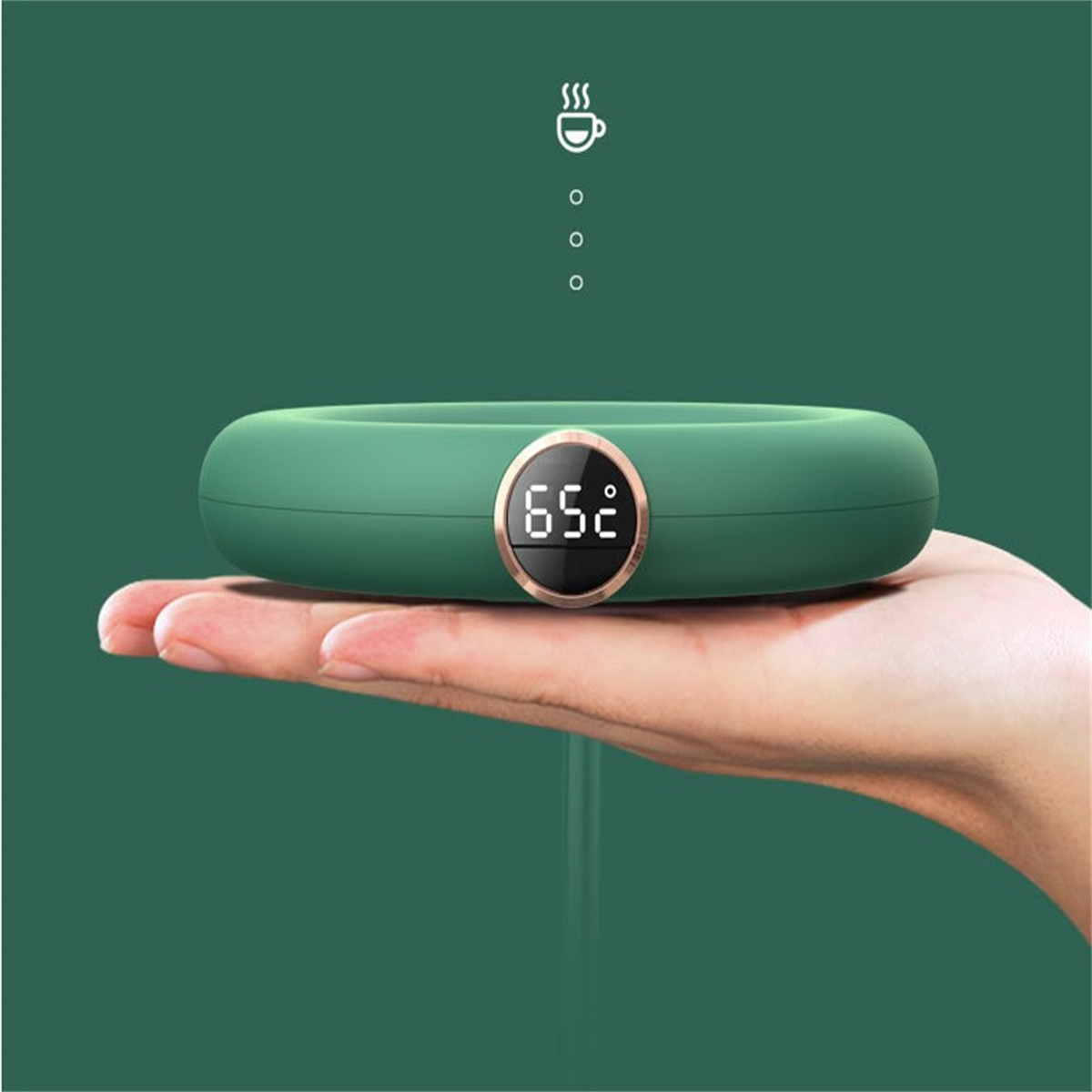 Ein grüner Tassenwärmer mit digitaler Anzeige von 65 Grad. Wird in der Hand gehalten.