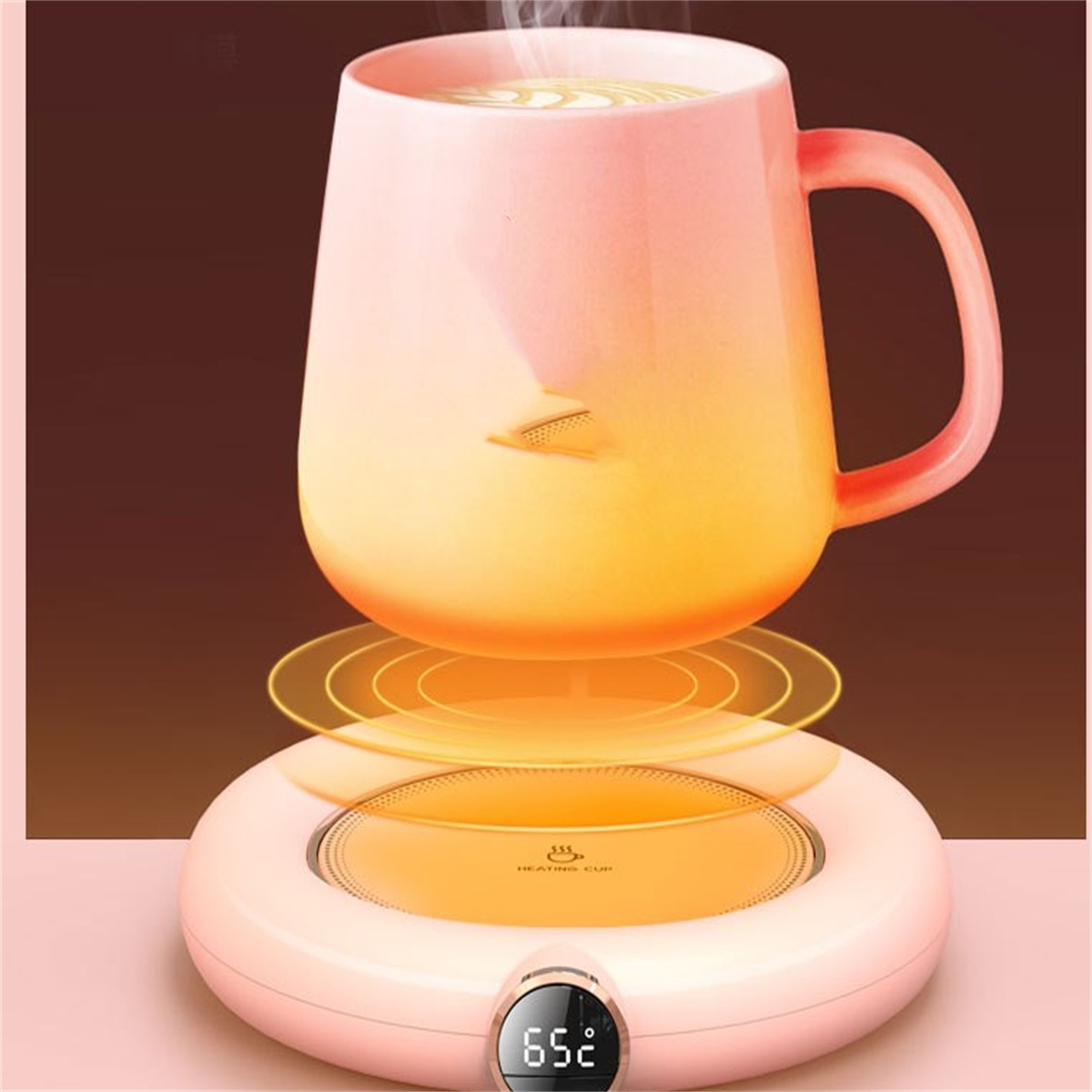 Pinker, beheizter Becher auf einem Wärmer. Dampf steigt aus der Tasse auf. Der Wärmer hat ein Digitaldisplay.