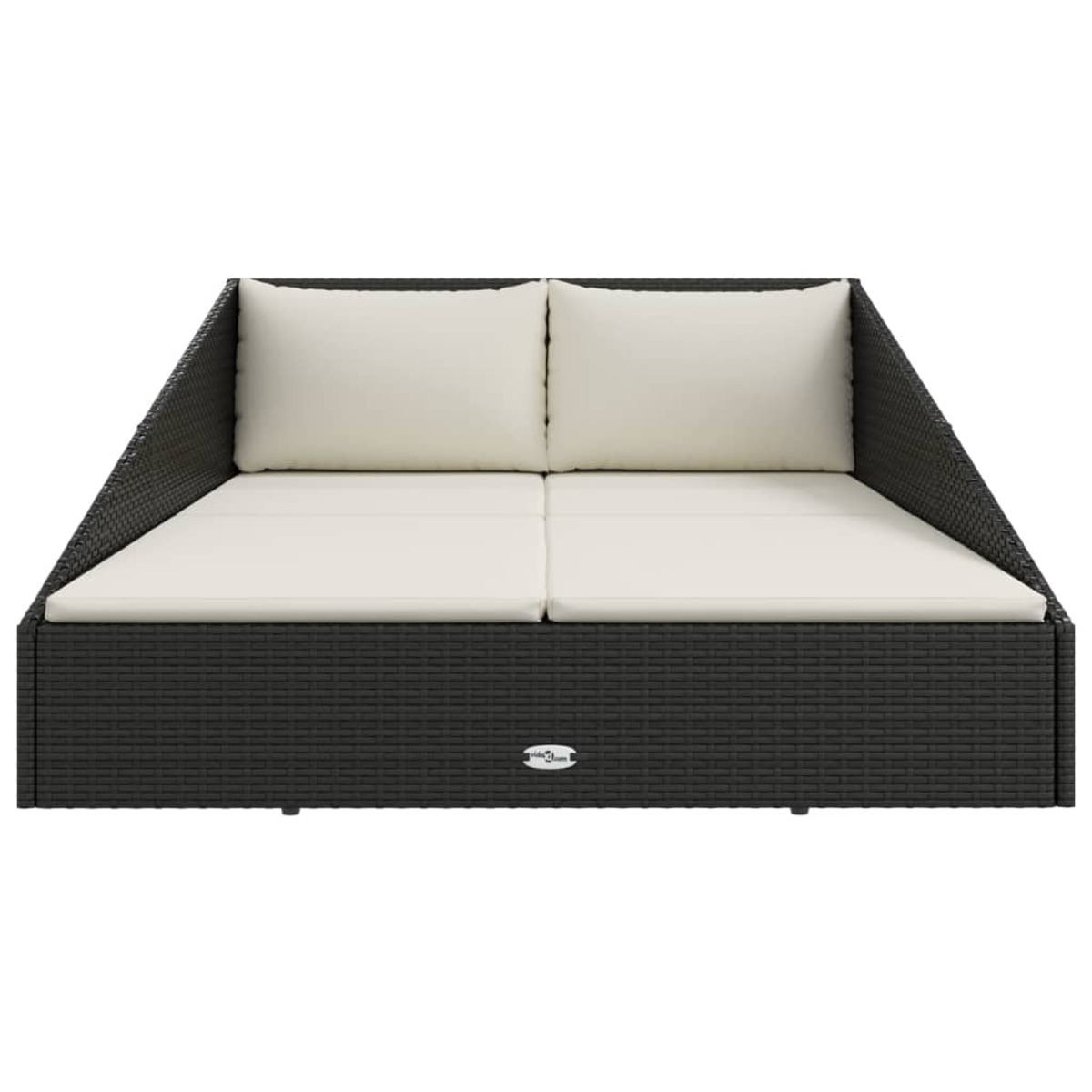 Schwarzes Rattan-Tagesbett mit weißen Kissen. Der Hintergrund ist weiß.