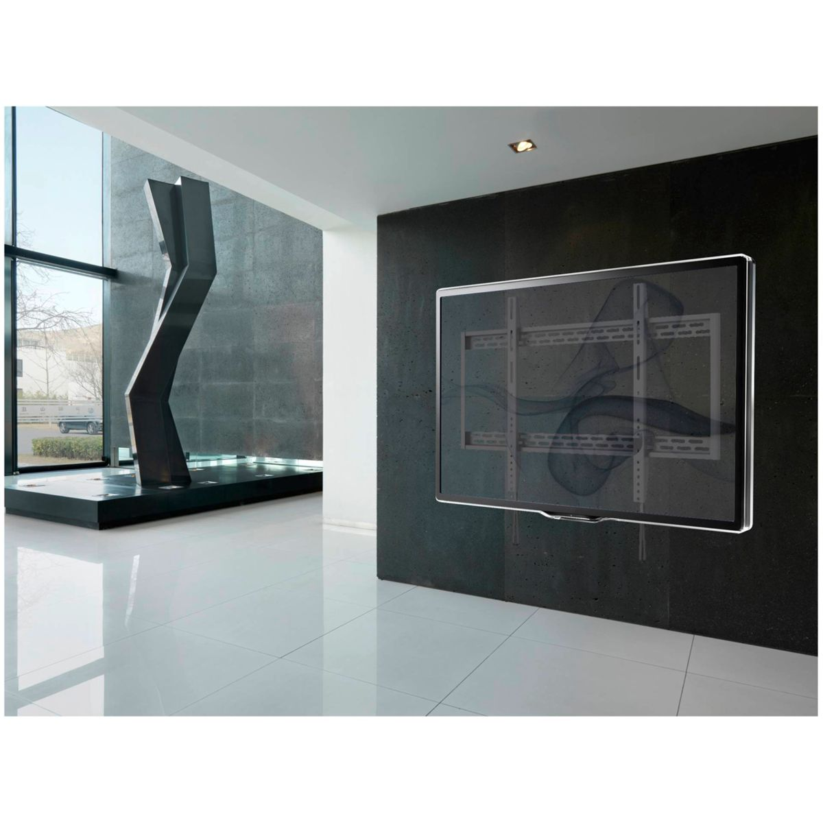 Modernes Interieur mit schwarzer Wand, TV und Skulptur. Heller weißer Boden.