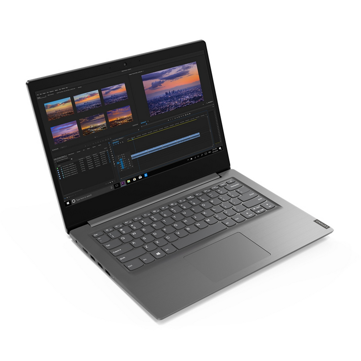 Laptop grigio con software di editing video aperto. Più timeline e anteprime. Tastiera visibile.