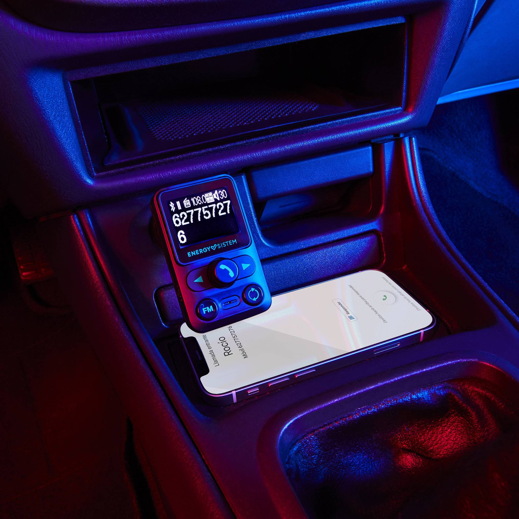 Un interior de coche con un teléfono y un dispositivo que muestra una pantalla.