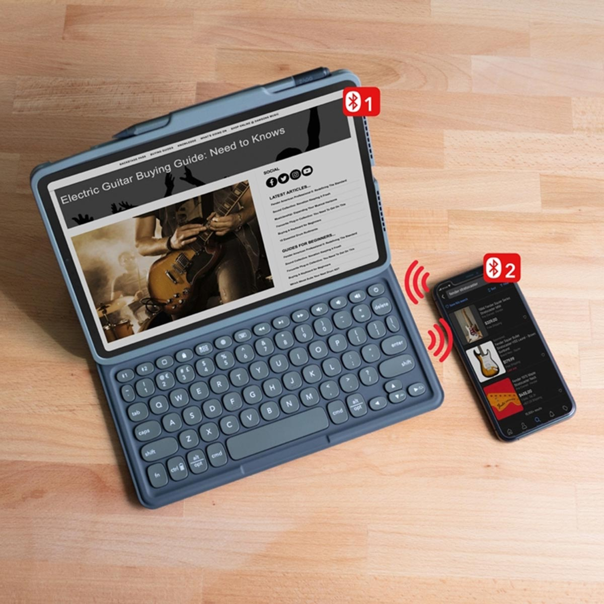 Una tablet con teclado y un smartphone yacen sobre una mesa de madera.