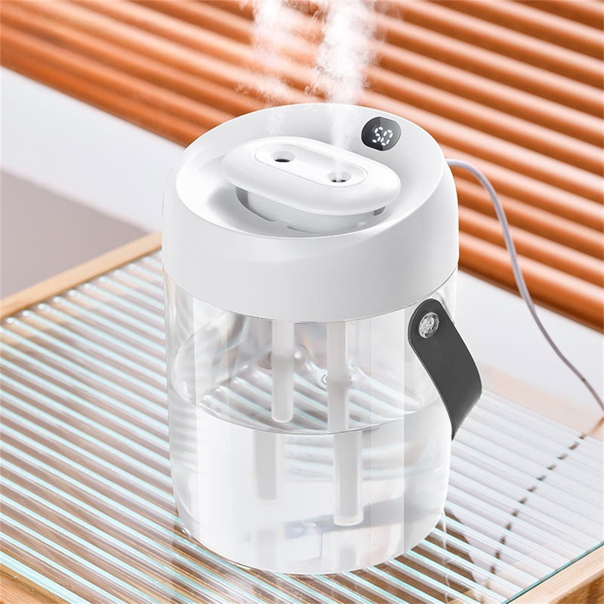 Ein weißer Luftbefeuchter mit transparentem Wassertank, Griff und Digitalanzeige mit '58'.