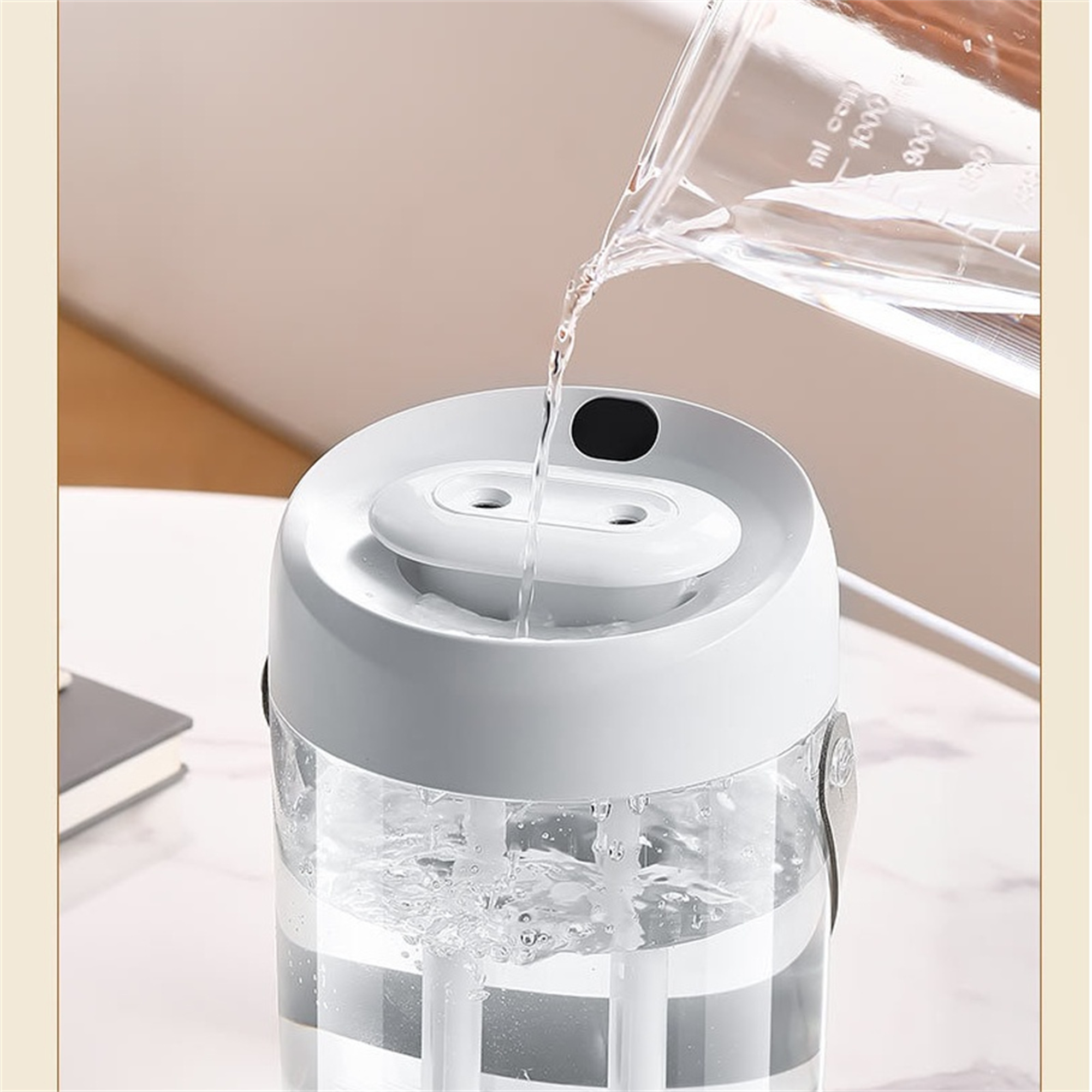 Wasser wird in einen weißen Luftbefeuchter gegossen. Ein Glasbecher ist oben rechts.