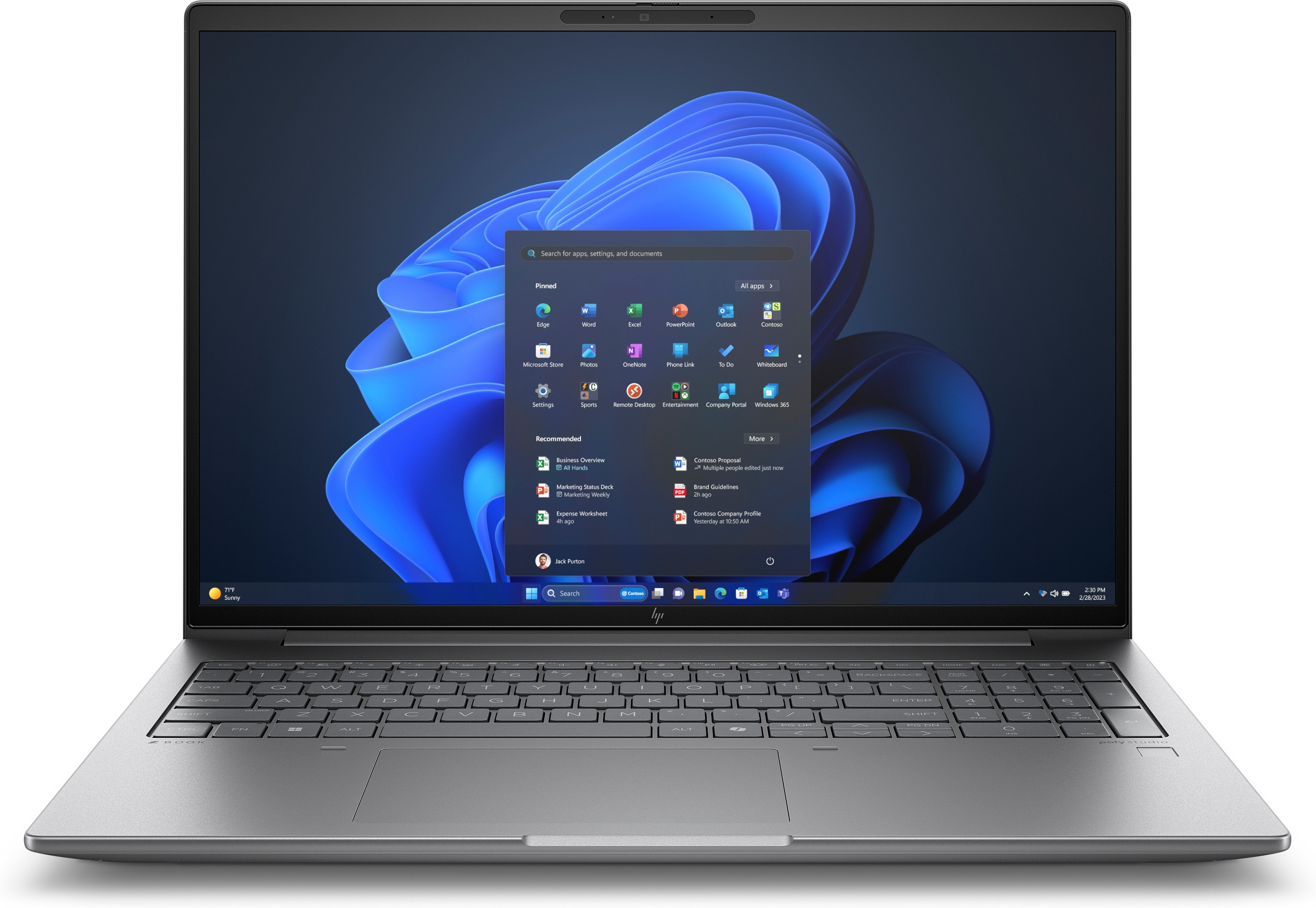 Silberner Laptop mit Tastatur, Bildschirm mit Windows-Oberfläche. Abgewinkelte Ansicht, geöffnet.