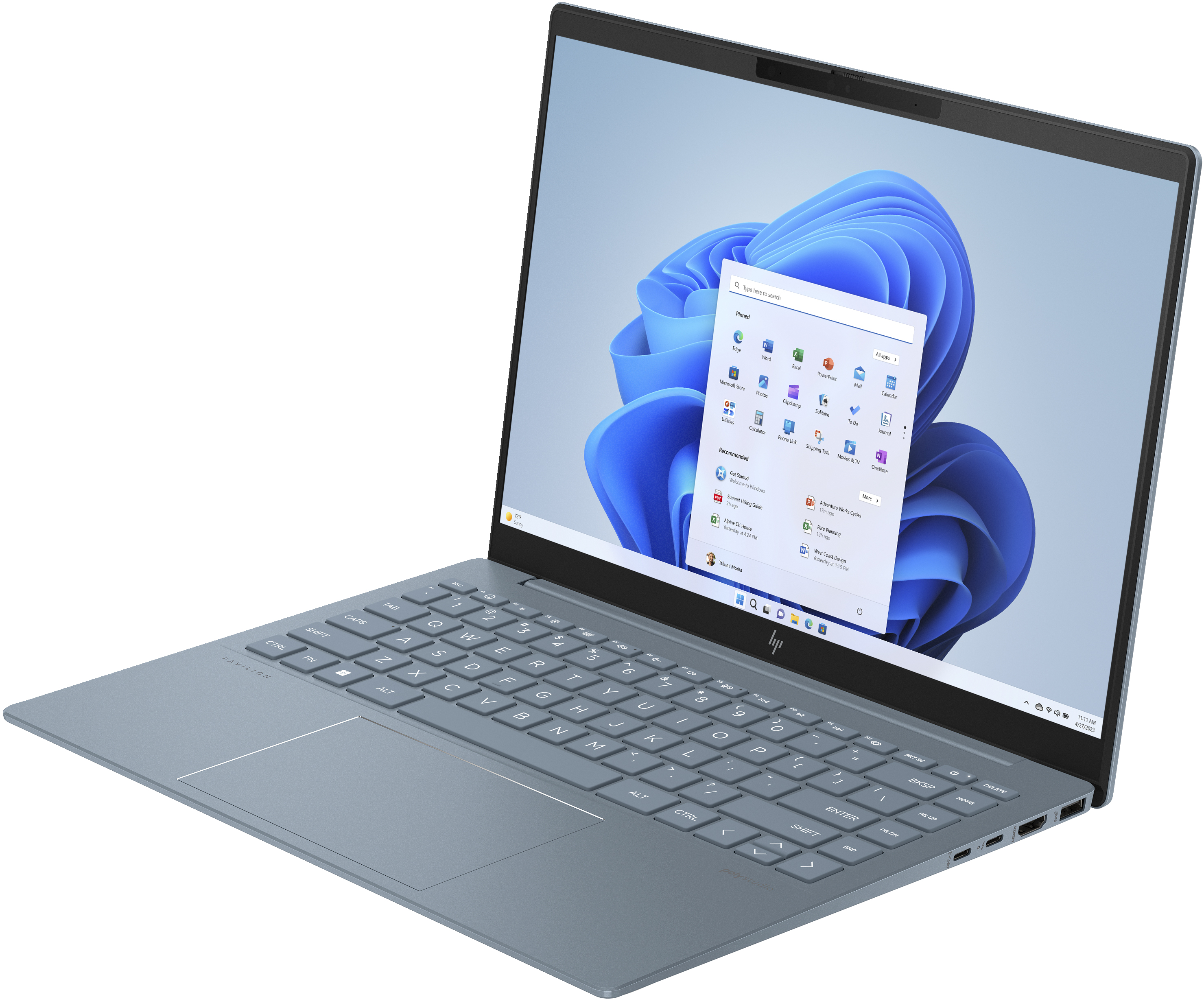 Portátil sobre una superficie blanca, abierto, color azul-gris, mostrando una interfaz de Windows 11, vista en ángulo.