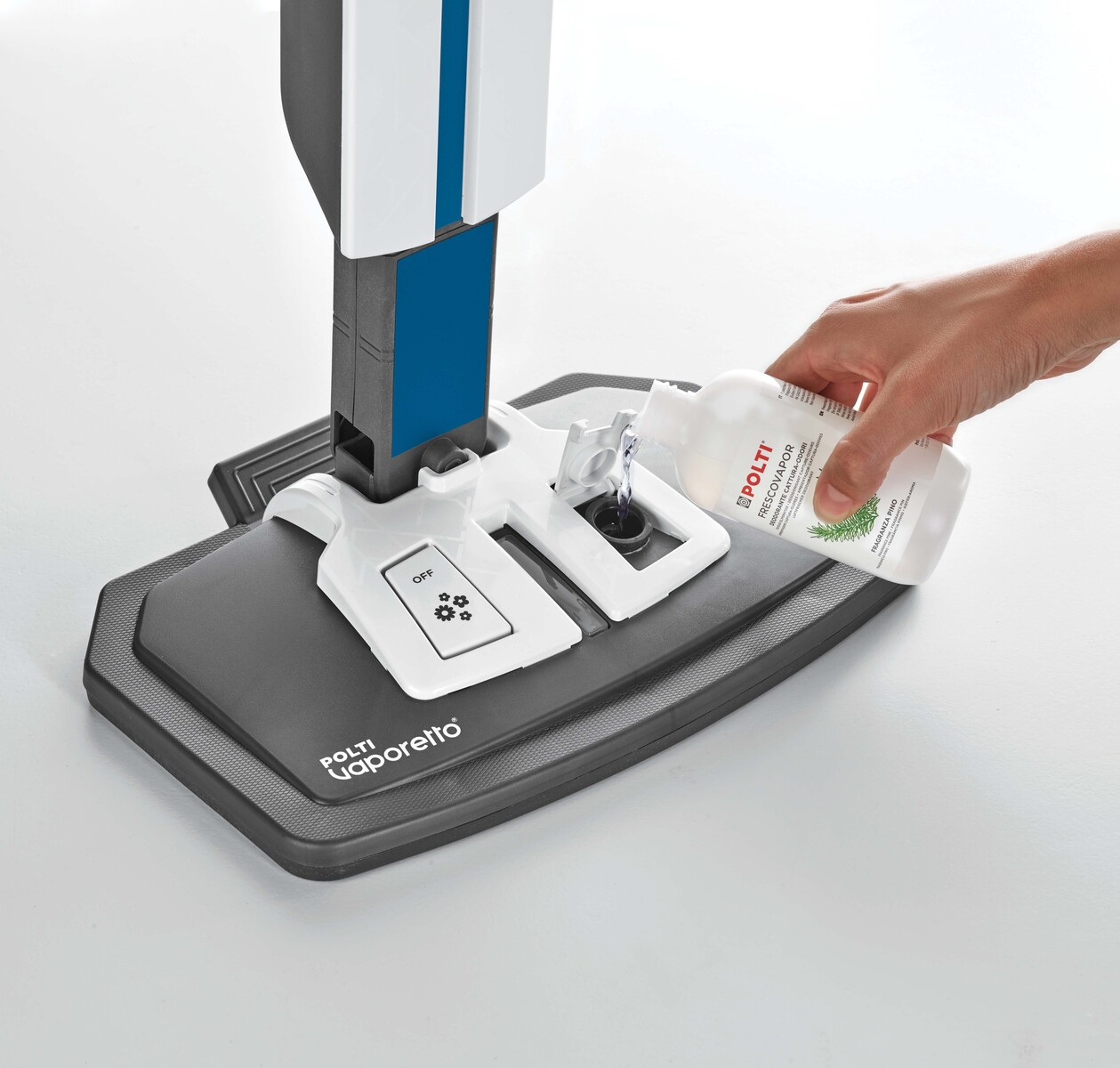 Osoba wlewa płyn z butelki do mopa parowego; biała powierzchnia i szczegóły.