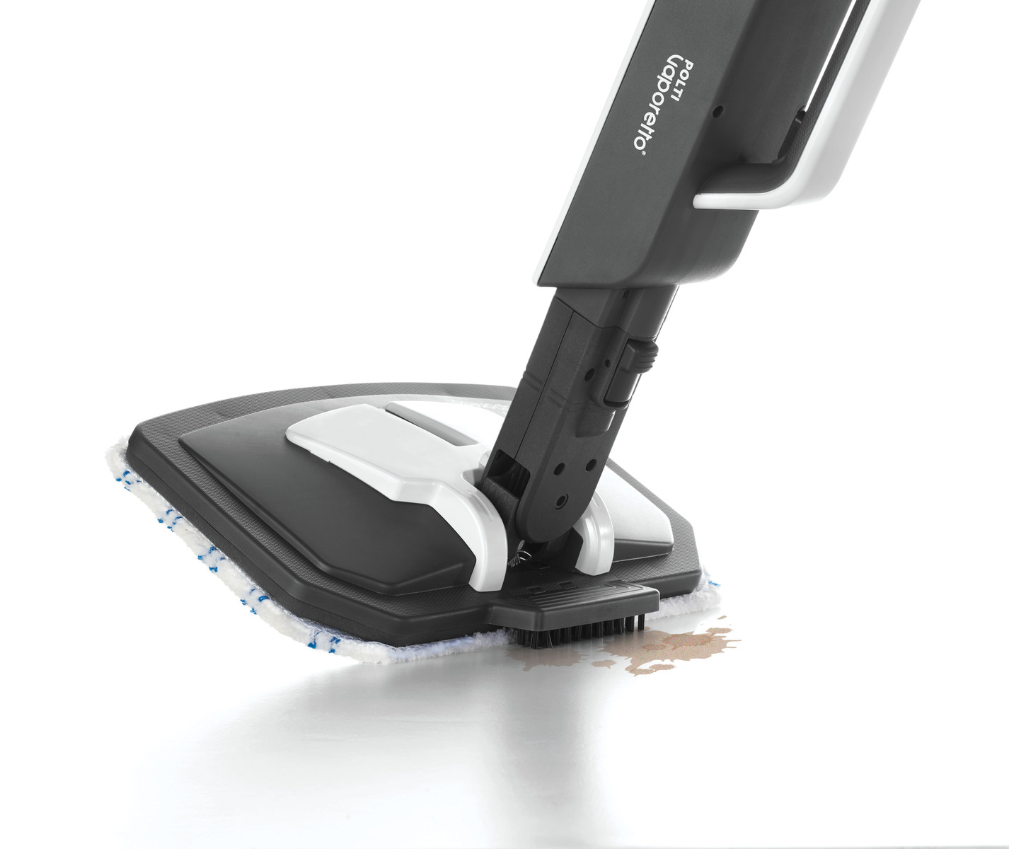 Mop parowy czyszczący białą powierzchnię, usuwając plamę. Mop jest czarno-biały.