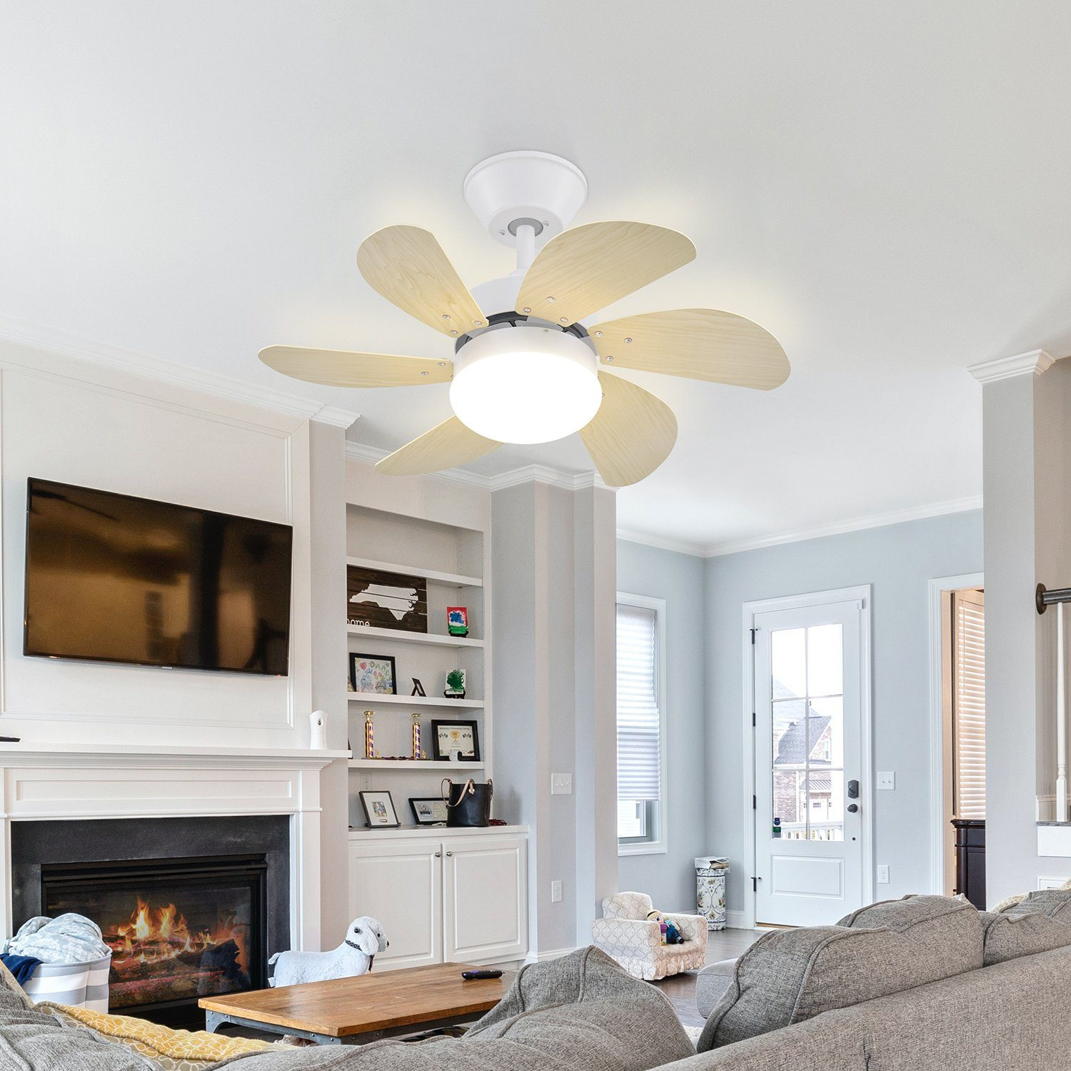 Wentylator sufitowy z jasnymi drewnianymi łopatkami i białym oświetleniem.