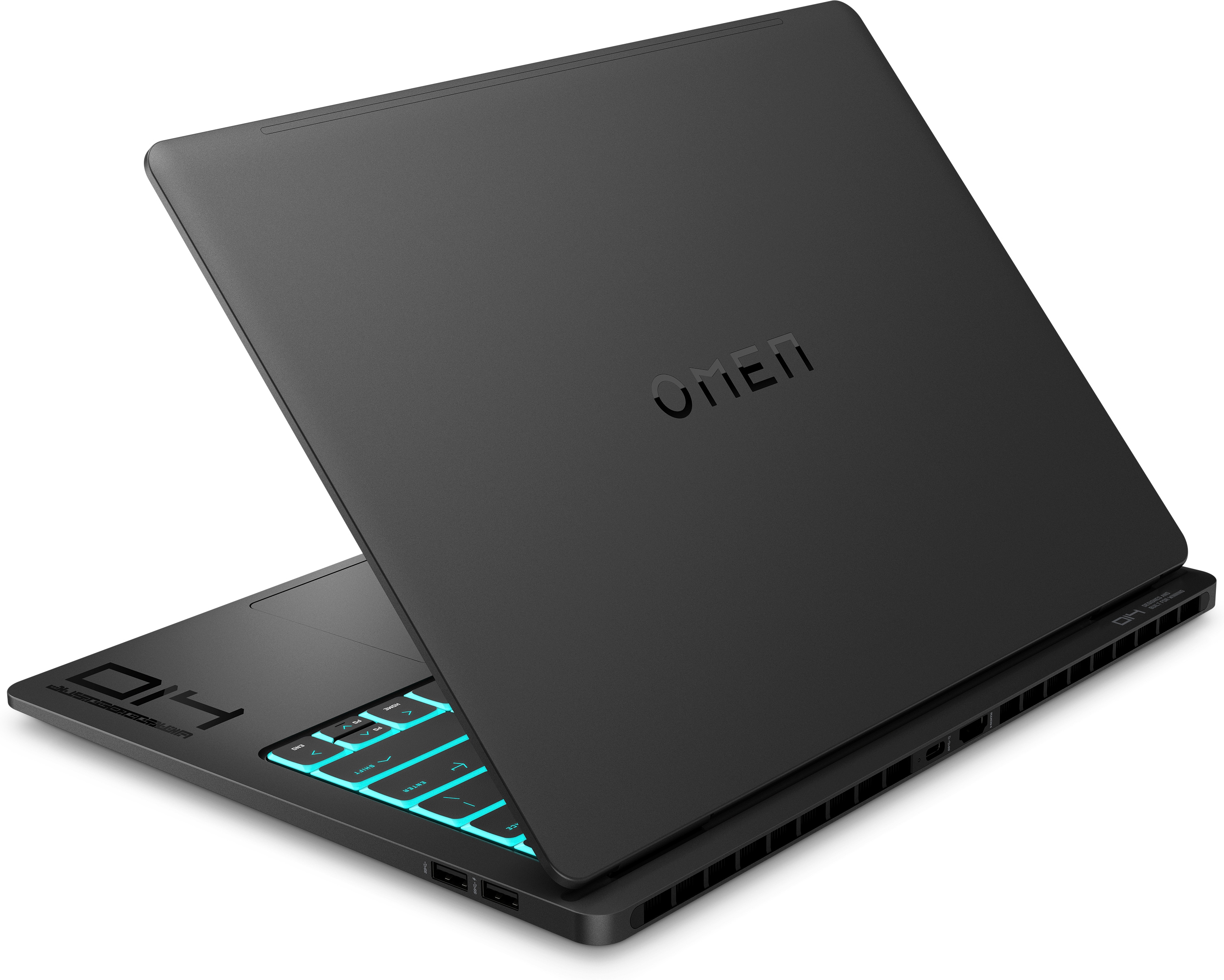 Zwarte laptop met het woord "OMEN" op het deksel, in een hoek geopend, waardoor het toetsenbord zichtbaar wordt.