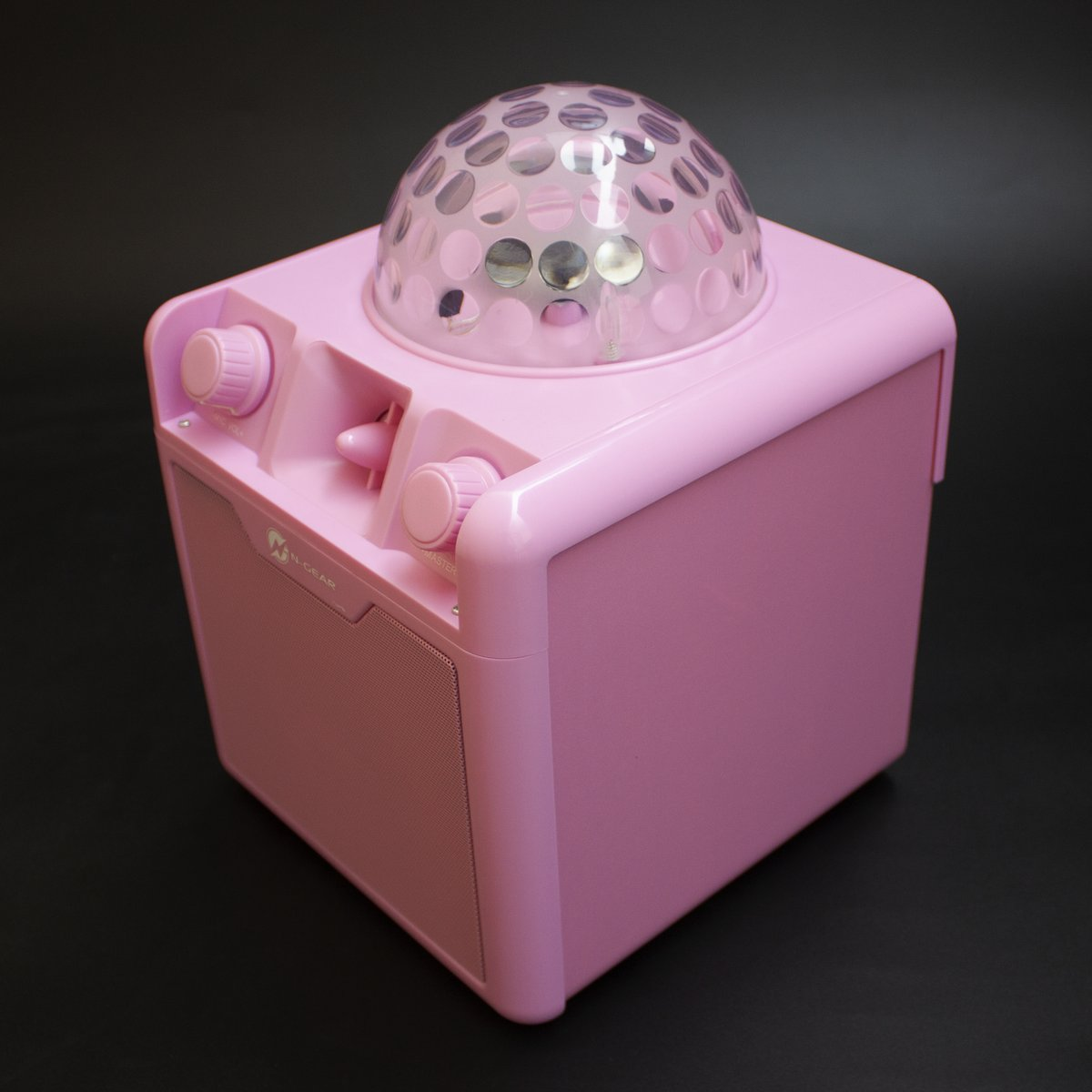 Altoparlante con sfera da discoteca rosa con due manopole di controllo laterali e un'area a rete per il suono.