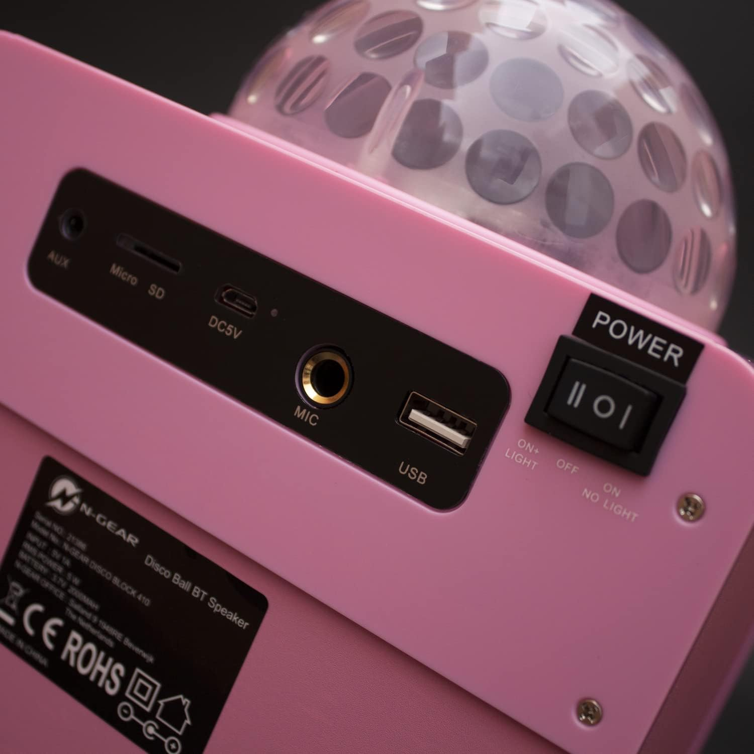 Altoparlante Bluetooth a sfera discoteca rosa con pulsanti e porte. L'alimentazione è accesa.