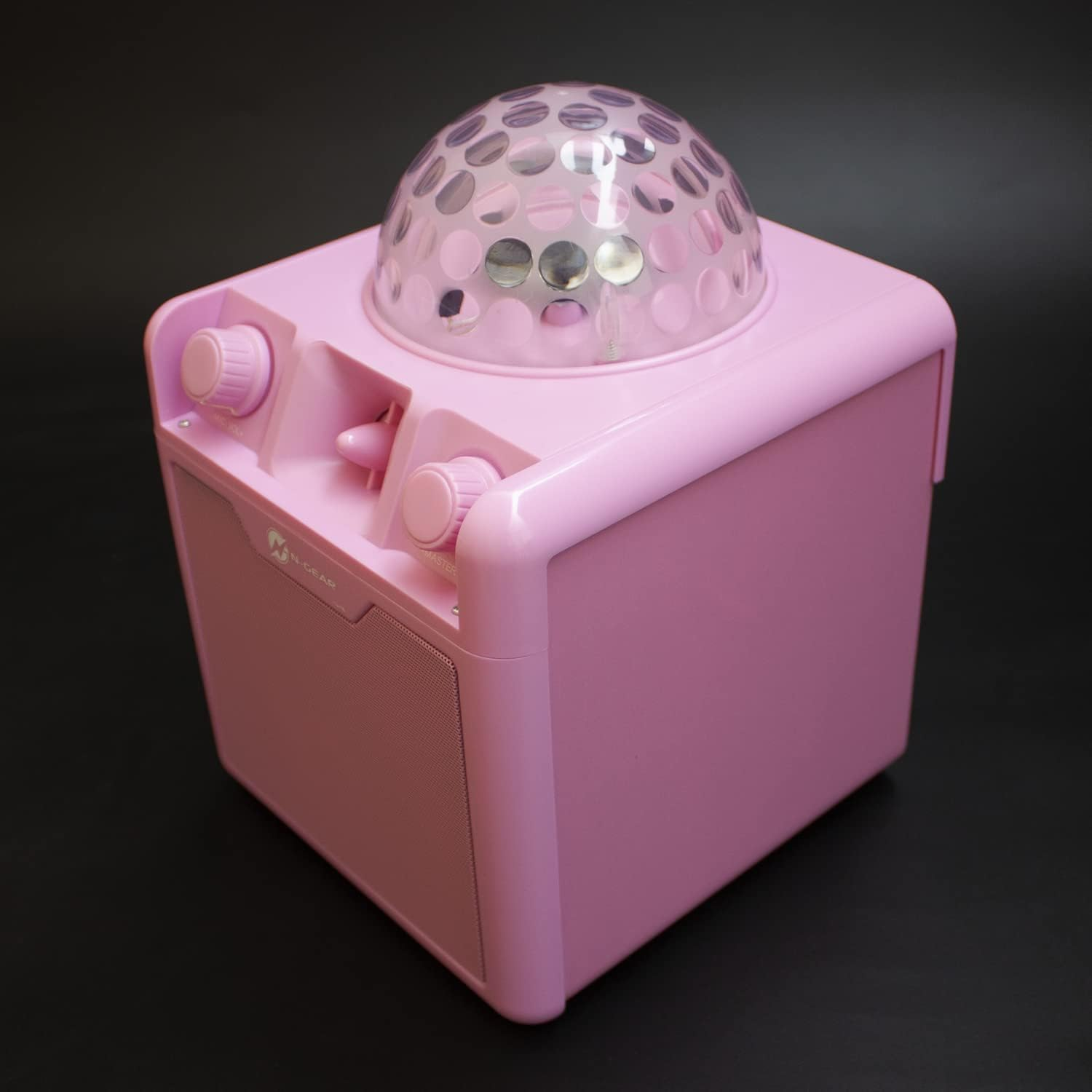 Altoparlante rosa con palla da discoteca sopra, due manopole e griglia dell'altoparlante anteriore.
