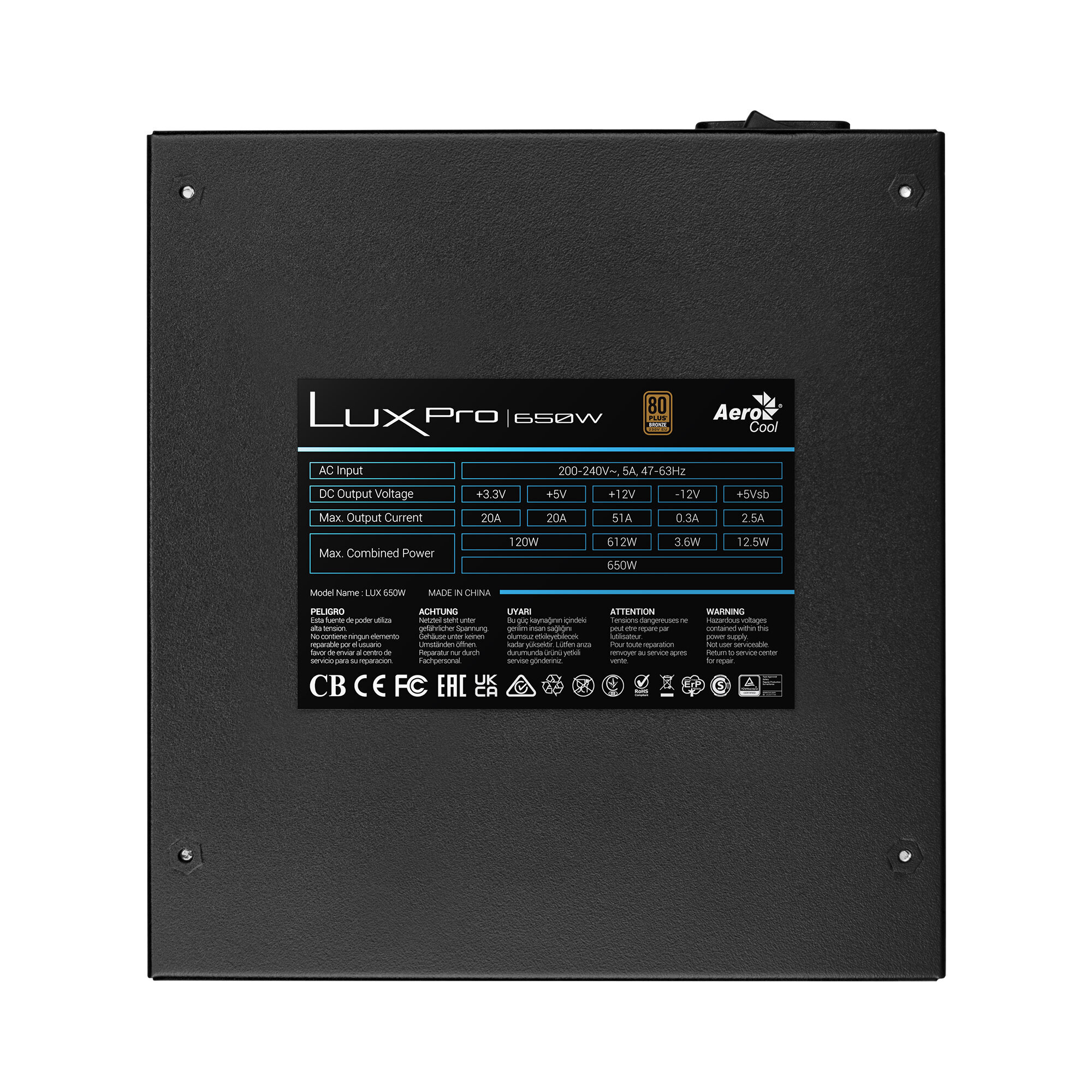 Dettagli dell'alimentatore nero. Il testo include tensioni di ingresso/uscita, nome del modello e certificazioni di sicurezza.